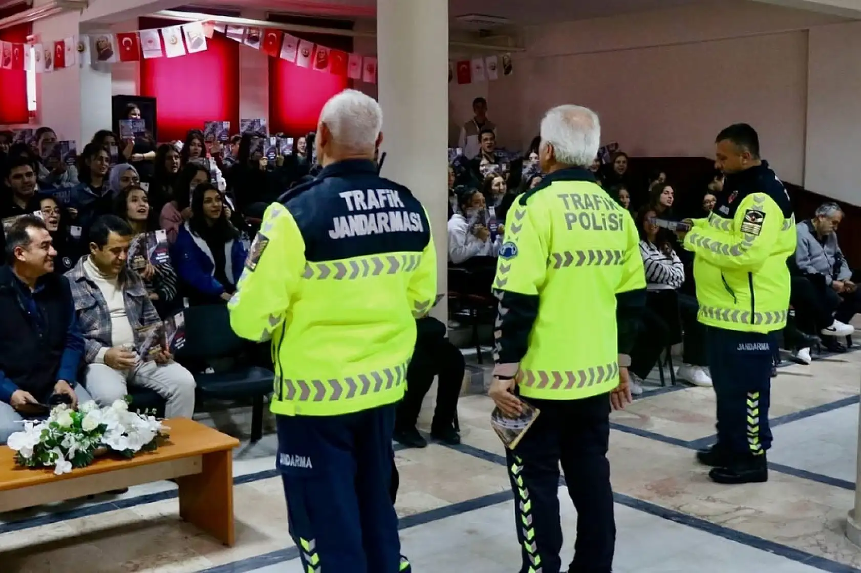 Muğla'da Jandarma ekiplerinden öğrencilere 'Kaskın Kapalı, Yolun Açık Olsun' eğitimi