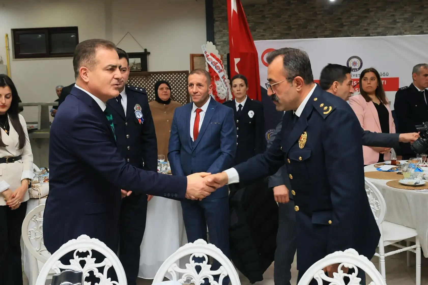 Vali Akbıyık, polis haftası etkinlikleri kapsamında şehit aileleri ve emniyet personeliyle buluştu