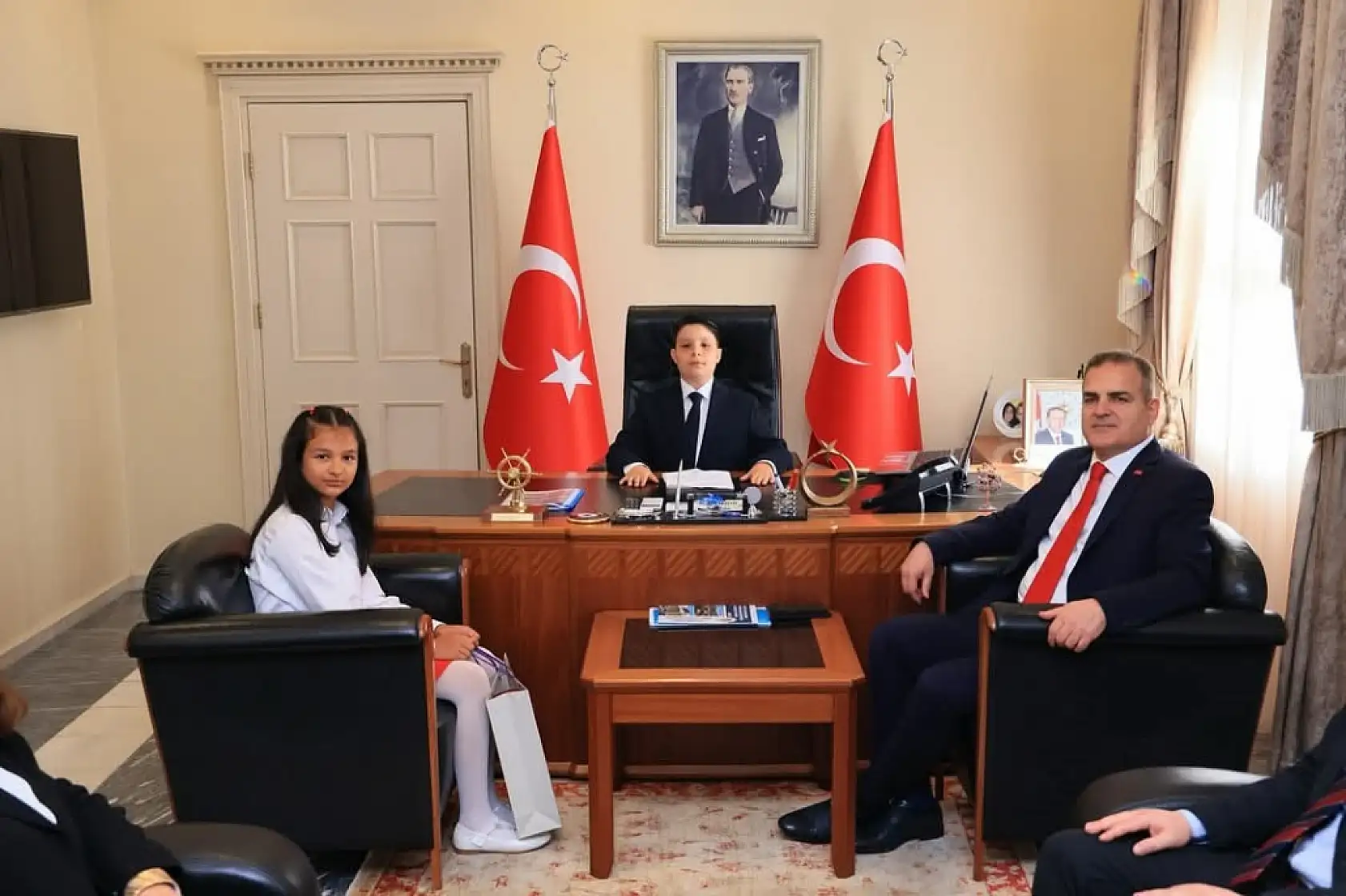 Vali Akbıyık, 23 Nisan'da koltuğunu minik öğrencilere devretti