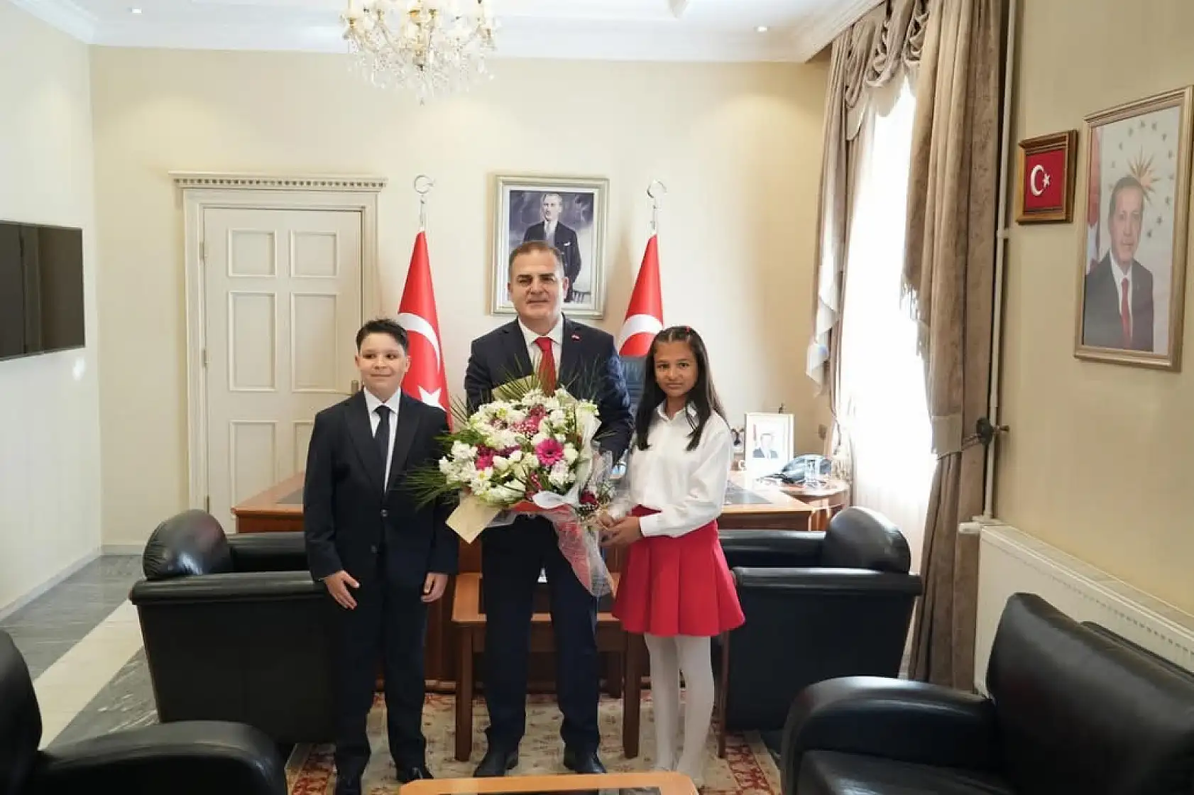 Vali Akbıyık, 23 Nisan'da koltuğunu minik öğrencilere devretti