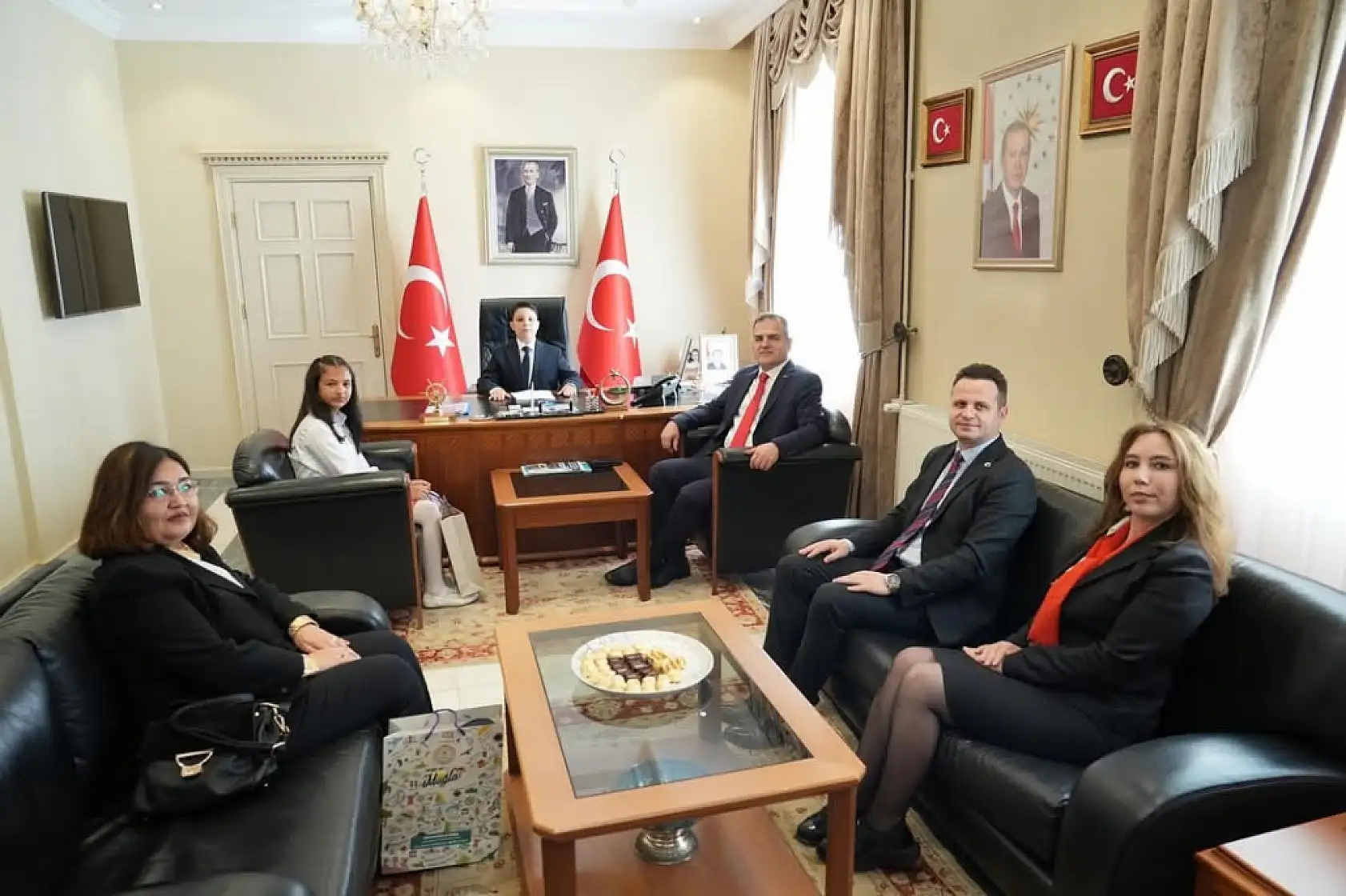 Vali Akbıyık, 23 Nisan'da koltuğunu minik öğrencilere devretti