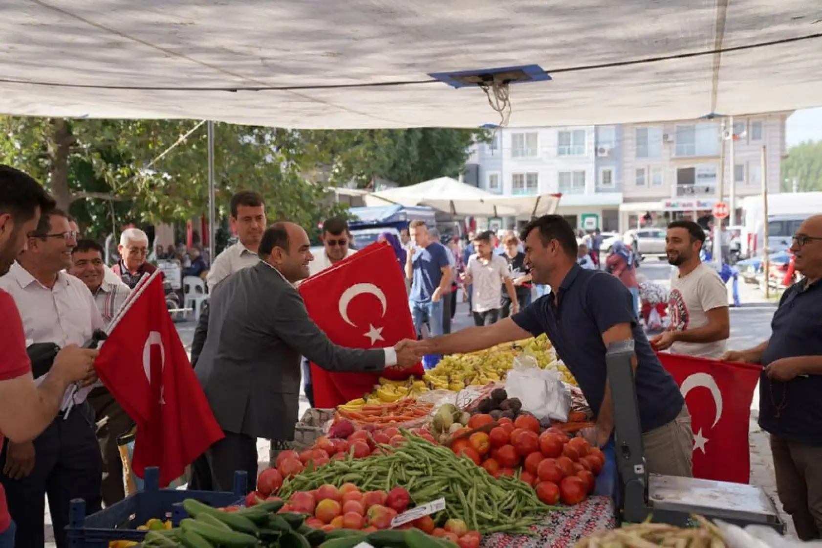 Başkan Akdenizli'den Esnaf ve Vatandaşlara Türk Bayrağı