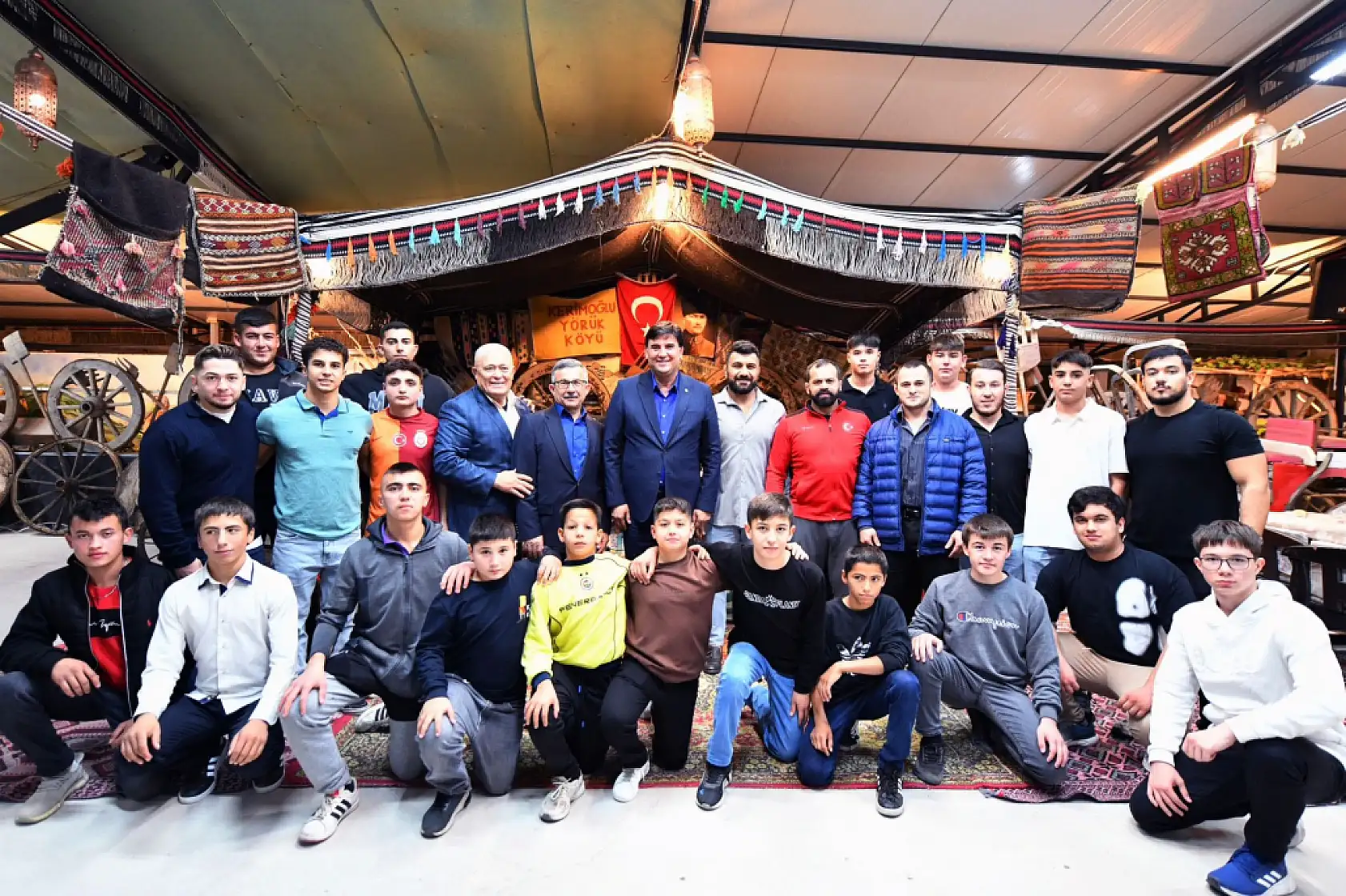 Karaca, güreşçiler ve aileleriyle bir araya geldi