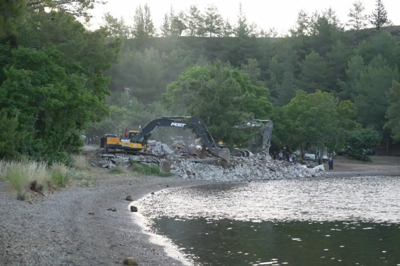Sezer Durmuş Kille Koyu'ndaki Yıkıma İsyan Etti! 'Burada Tüyü Bitmemiş Yetimin Hakkı Var'