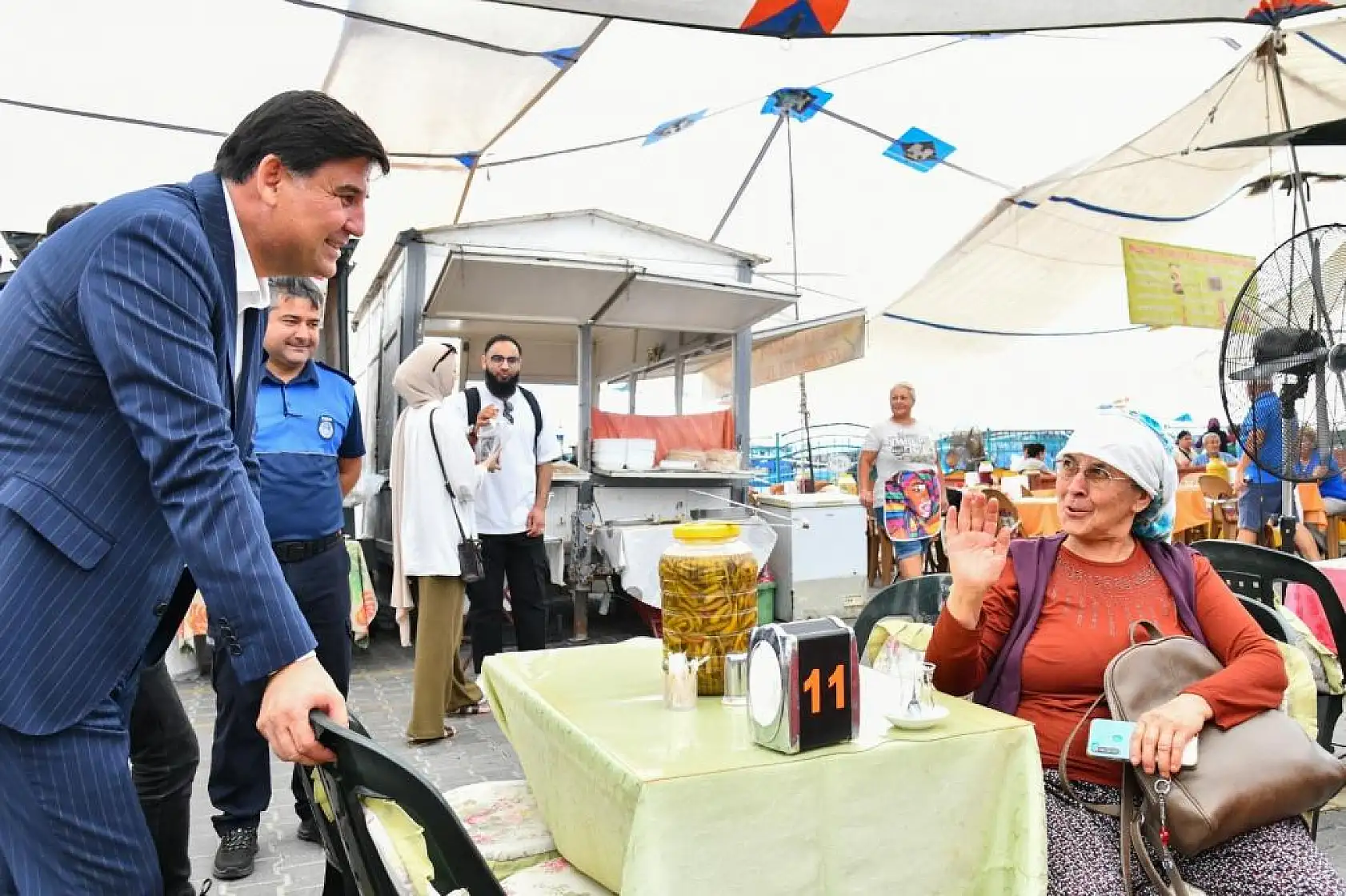 Başkan Karaca Salı Pazarı'nda