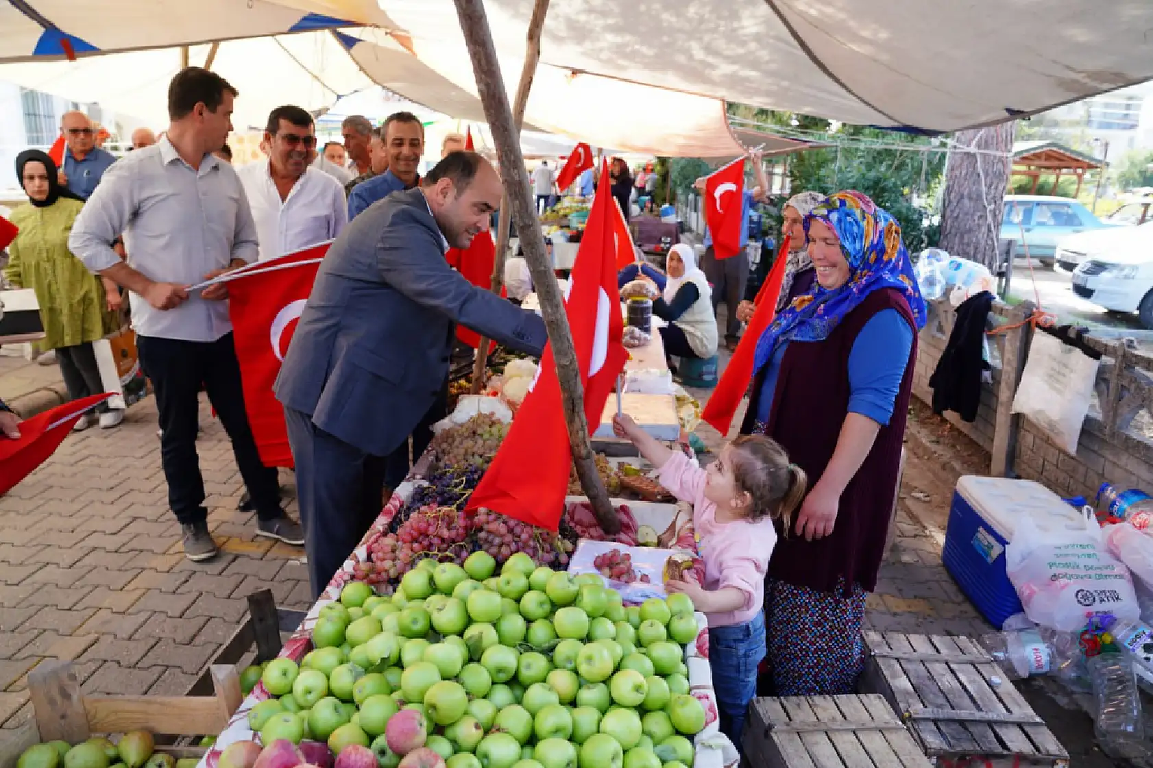 Başkan Akdenizli'den Esnaf ve Vatandaşlara Türk Bayrağı