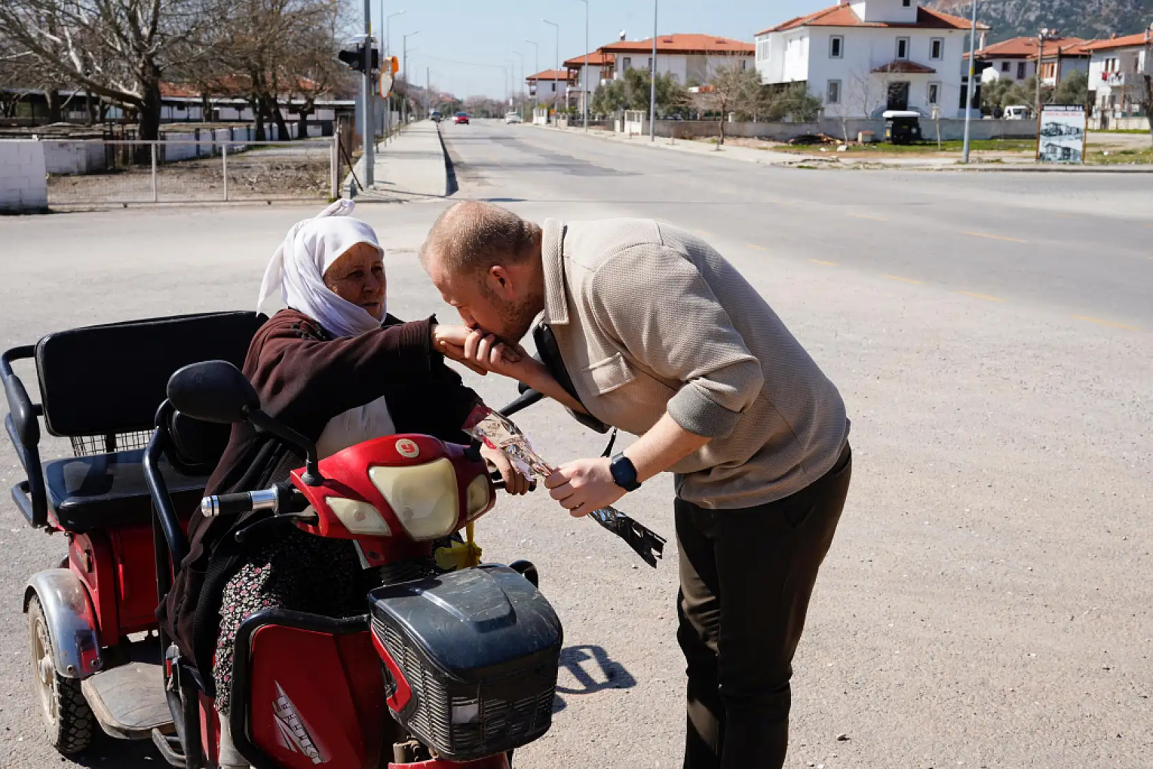 MHP Muğla İl Başkanlığı, 8 Mart Dünya Kadınlar Günü'nde Sahadaydı