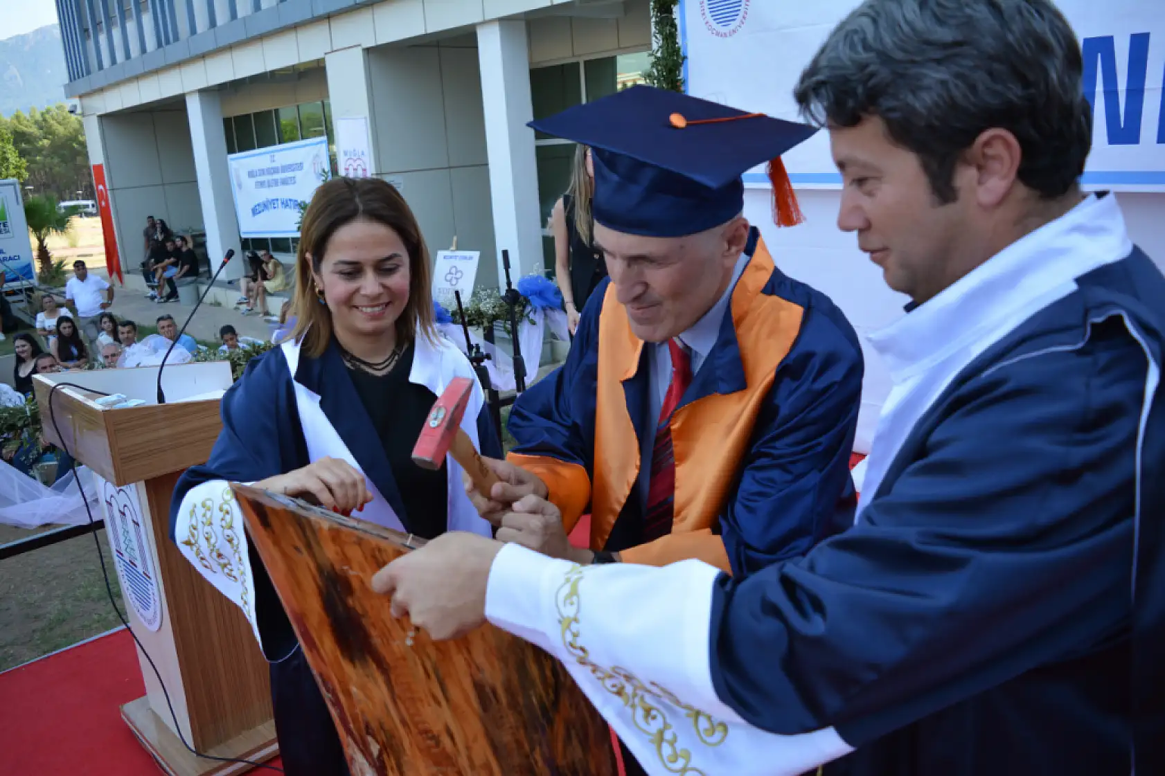 Fethiye İşletme Fakültesi'nde Mezuniyet Sevinci