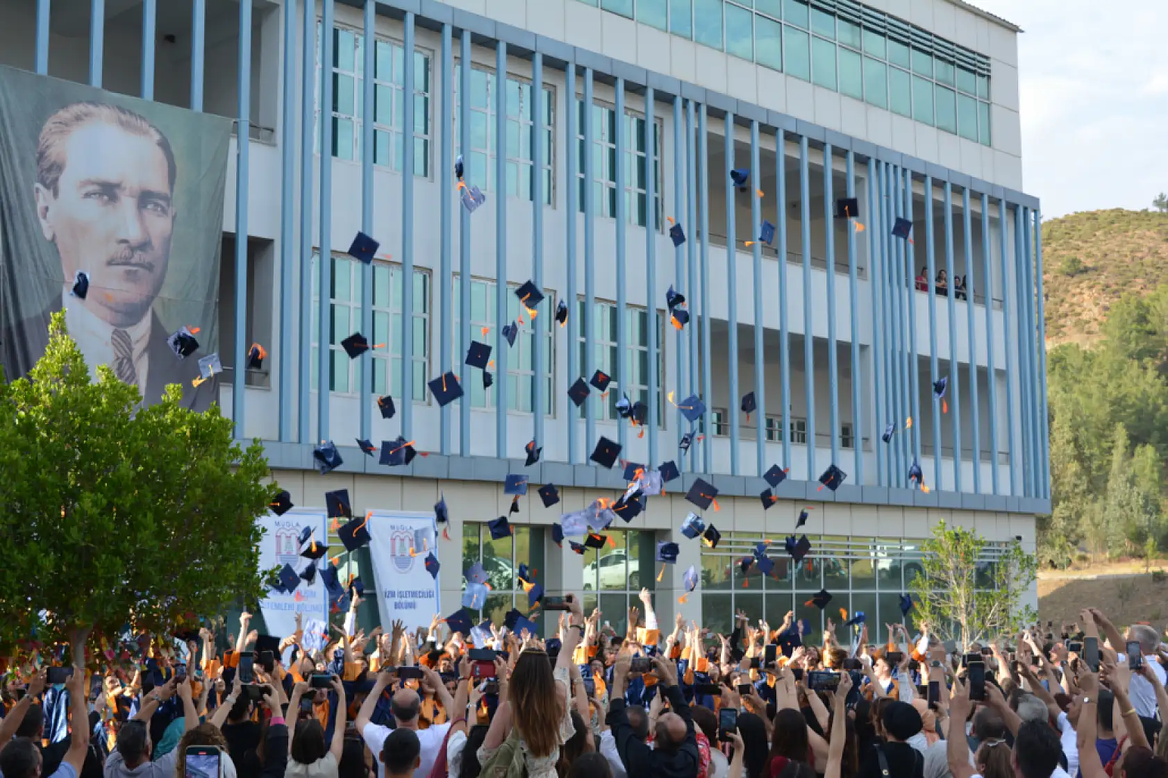Fethiye İşletme Fakültesi'nde Mezuniyet Sevinci