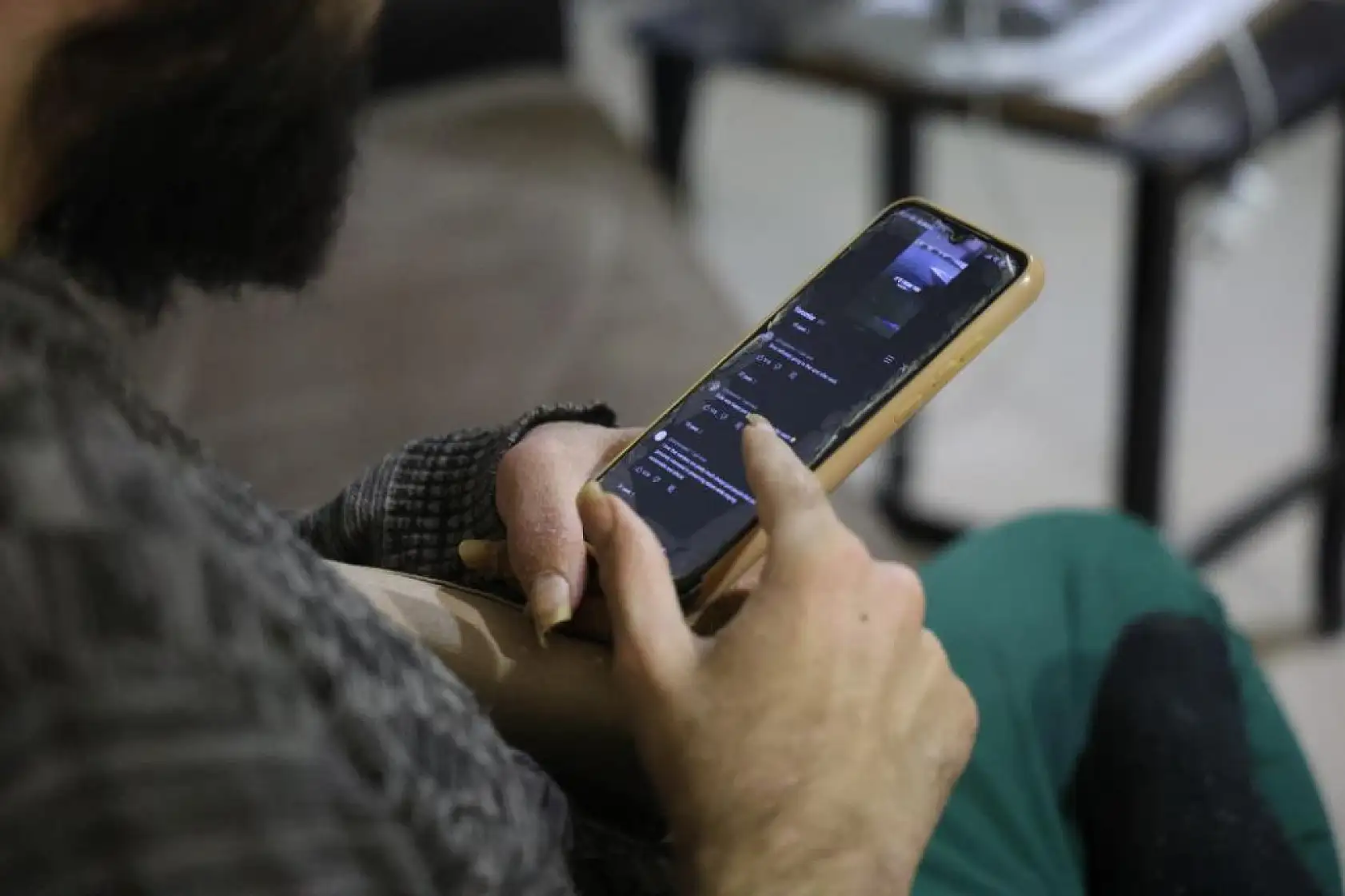 Telefon bağımlısı gençten ailelere tavsiye: 'Küçükken çocuklara telefon vermeyin'