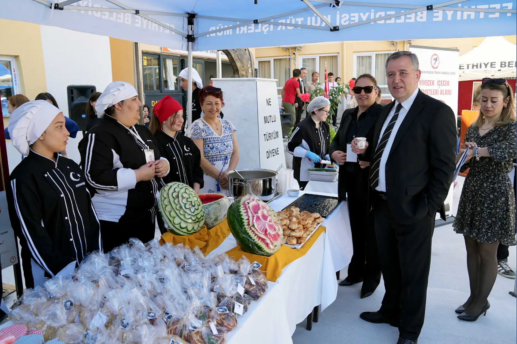 Başkan Çıralı, Fethiye Mesleki Eğitim Fuarı'nda öğrencilerle buluştu