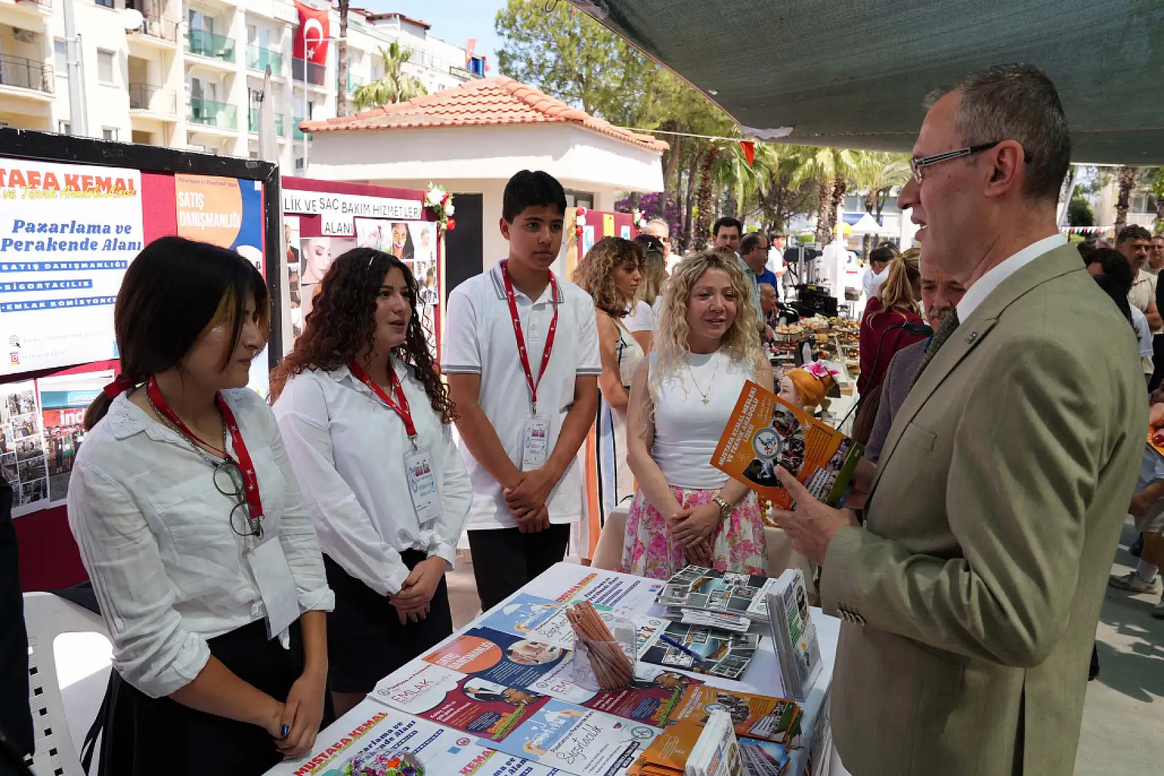 Başkan Çıralı, Fethiye Mesleki Eğitim Fuarı'nda öğrencilerle buluştu