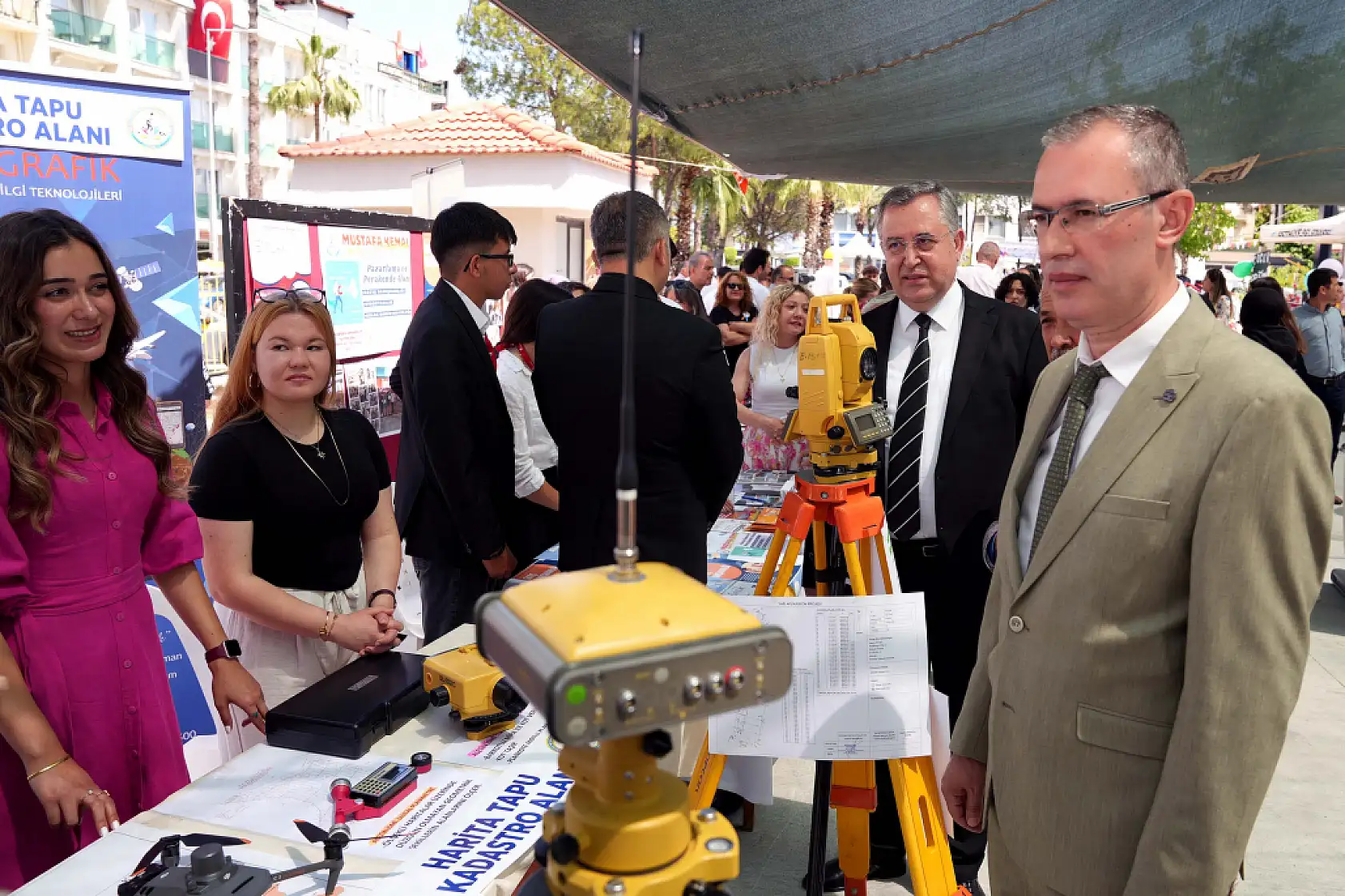 Başkan Çıralı, Fethiye Mesleki Eğitim Fuarı'nda öğrencilerle buluştu