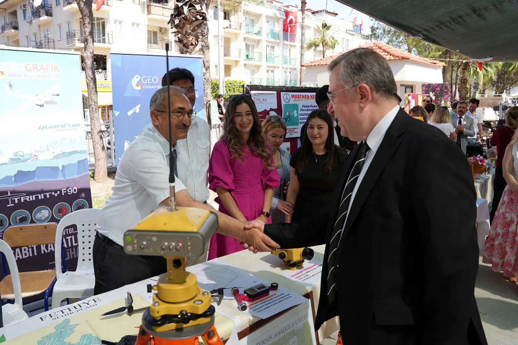 Başkan Çıralı, Fethiye Mesleki Eğitim Fuarı'nda öğrencilerle buluştu