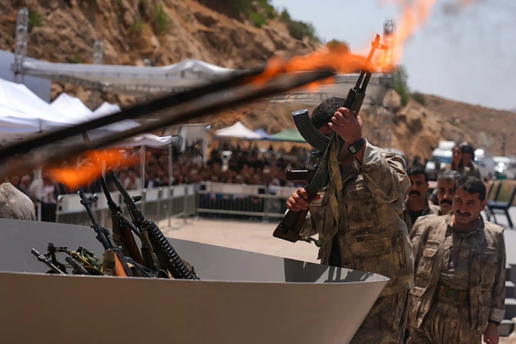 Terör örgütü PKK'dan bir grup silahlarını imha etti