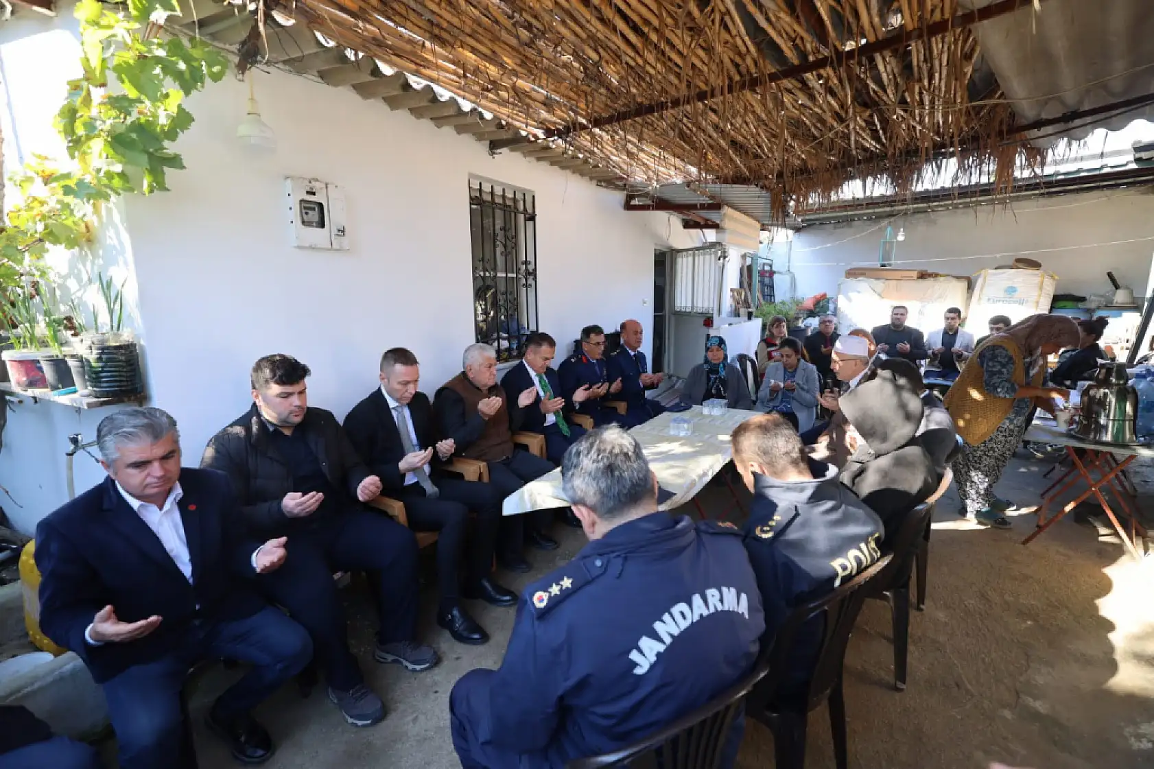 Vali Akbıyık, Şehit Emrah Kuran'ın Baba Ocağında Şehadet Belgesini Takdim Etti