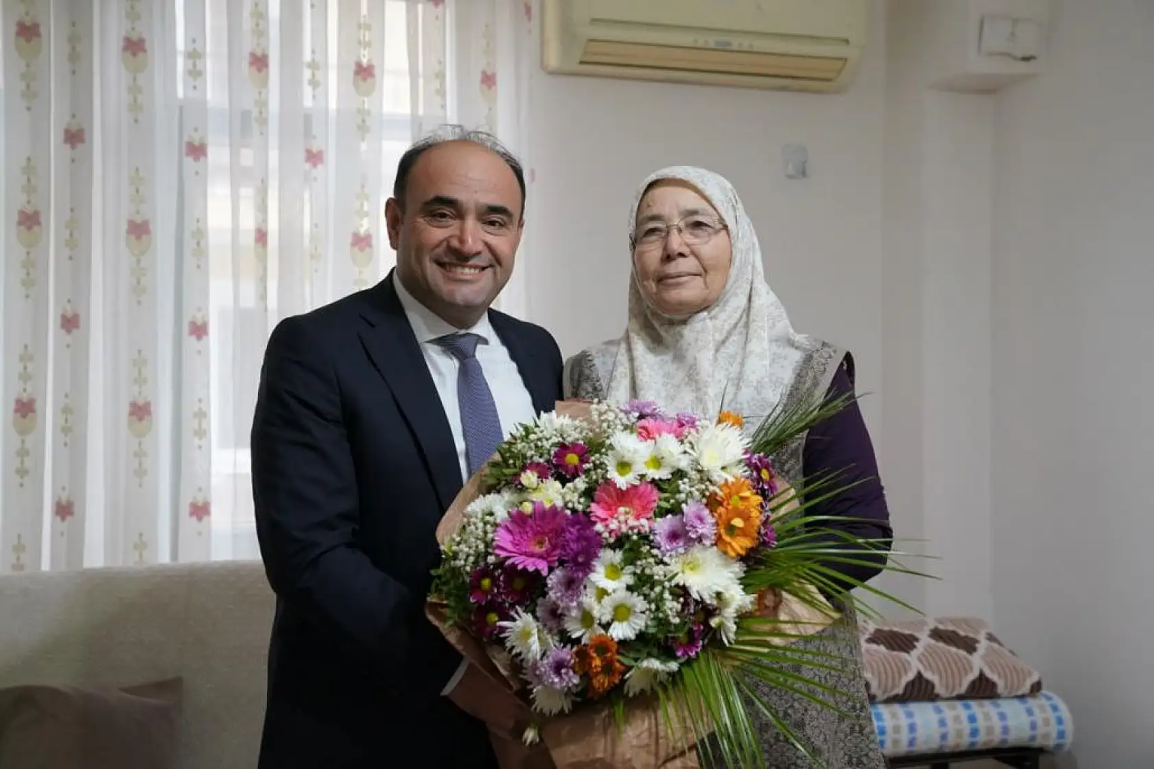 Başkan Akdenizli, Annesi ve Eşinin Öğretmenler Günü'nü Kutladı