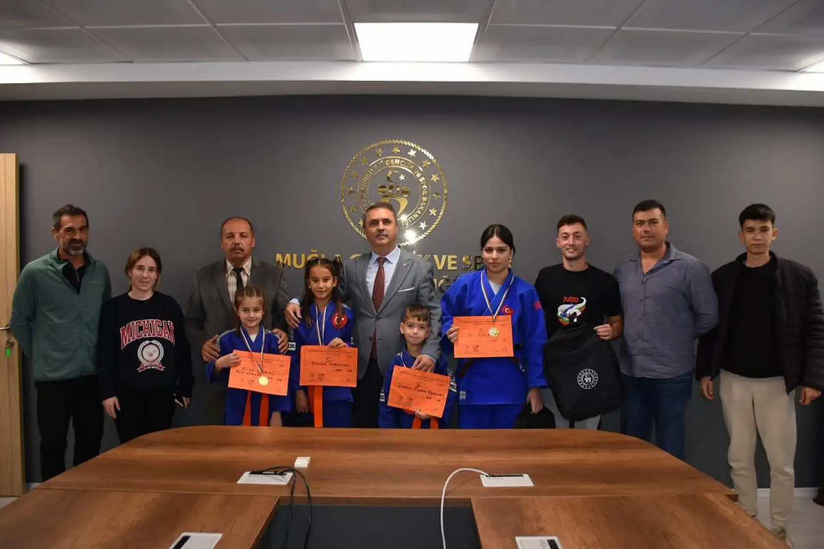 Derece Alan Sporcular Açıkbaş'ı ziyaret etti