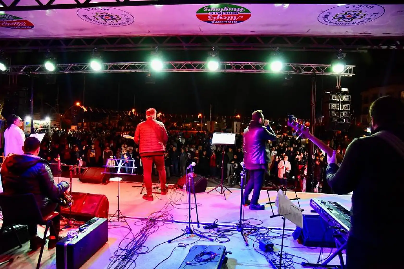 Fethiye'de Cem Karaca ve Barış Manço'yu Anma Konseri Düzenlendi