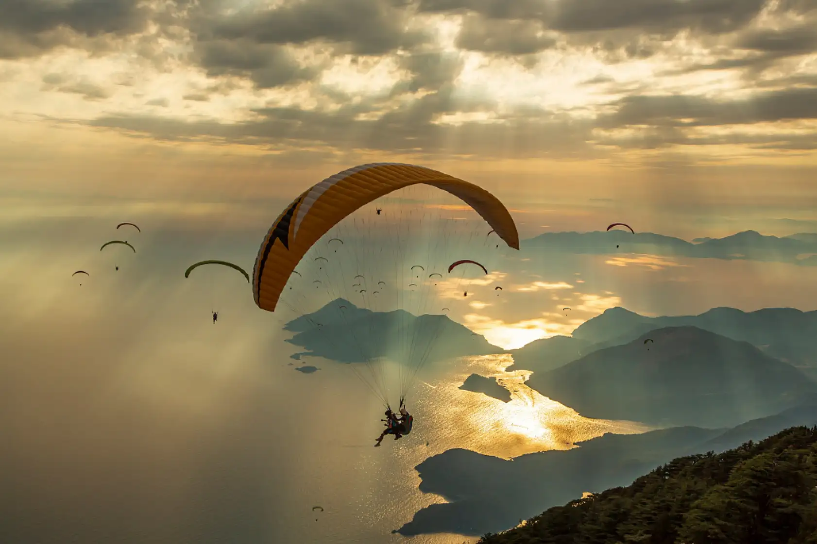 Hobisini mesleğe dönüştüren kadın, adrenalin tutkunlarını gökyüzüyle buluşturuyor
