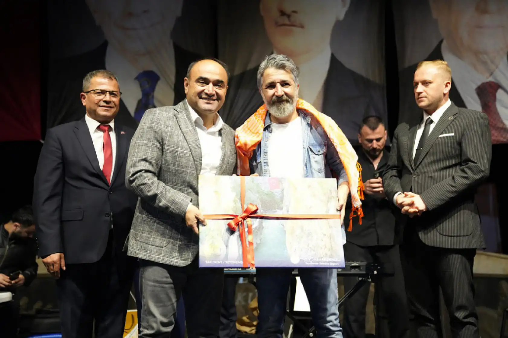 Seydikemer'de Ali Kınık ve Ozan Manas Rüzgarı Esti