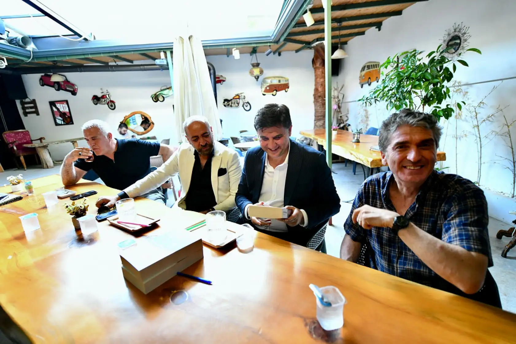 Başkan Karaca, 'Fethiye Sözlükçesi'ni yazardan teslim aldı