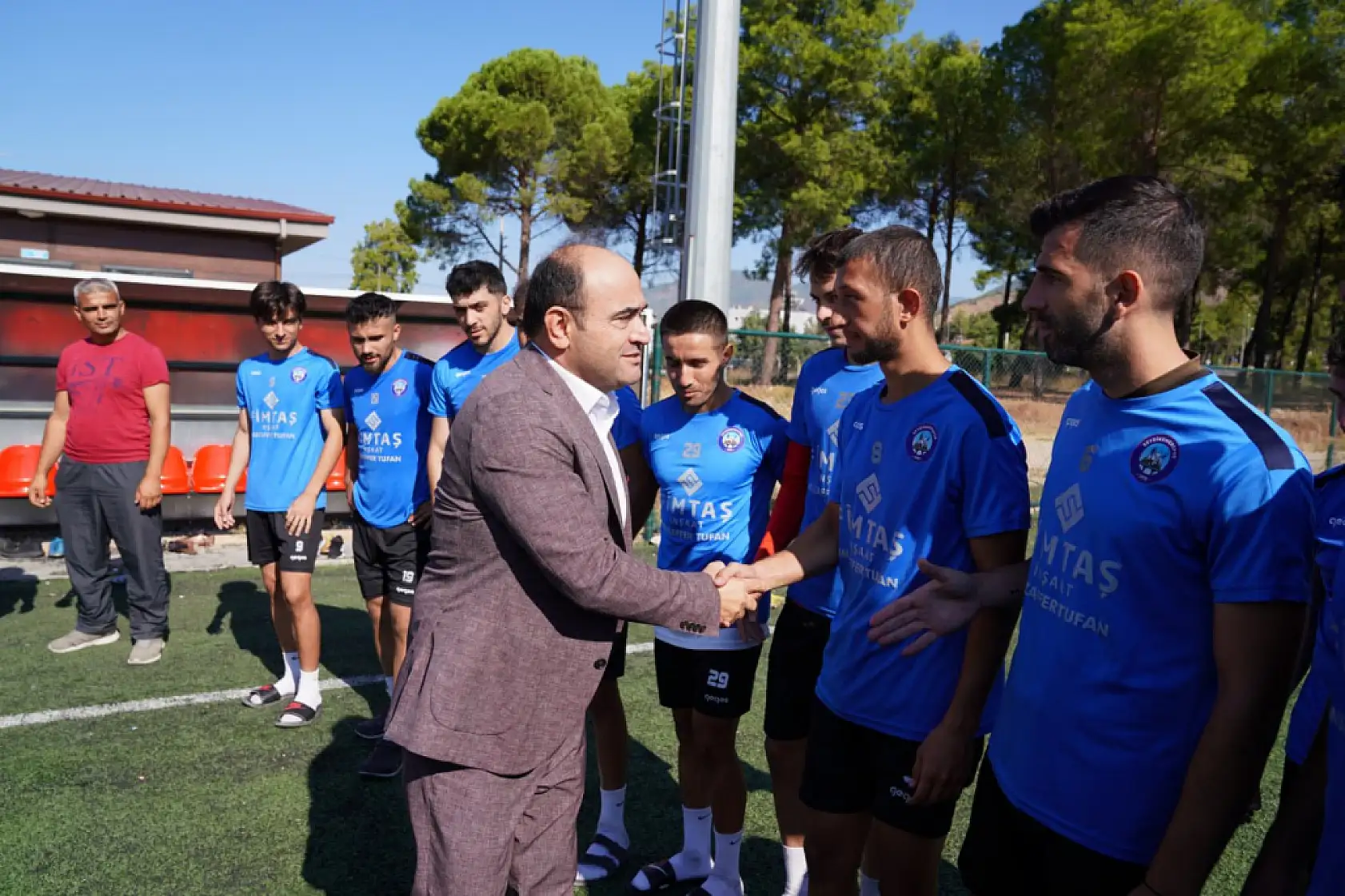 Başkan Akdenizli, Futbolculara Baklava İkram Etti