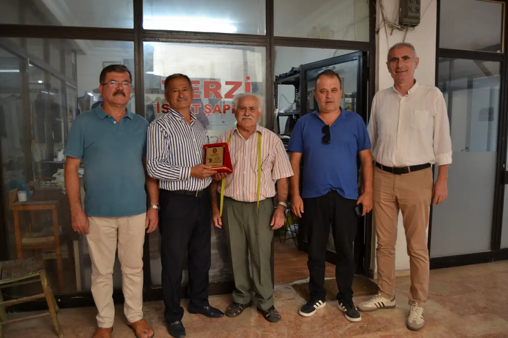 Fethiye'nin eski terzilerinden Şappak'a plaket