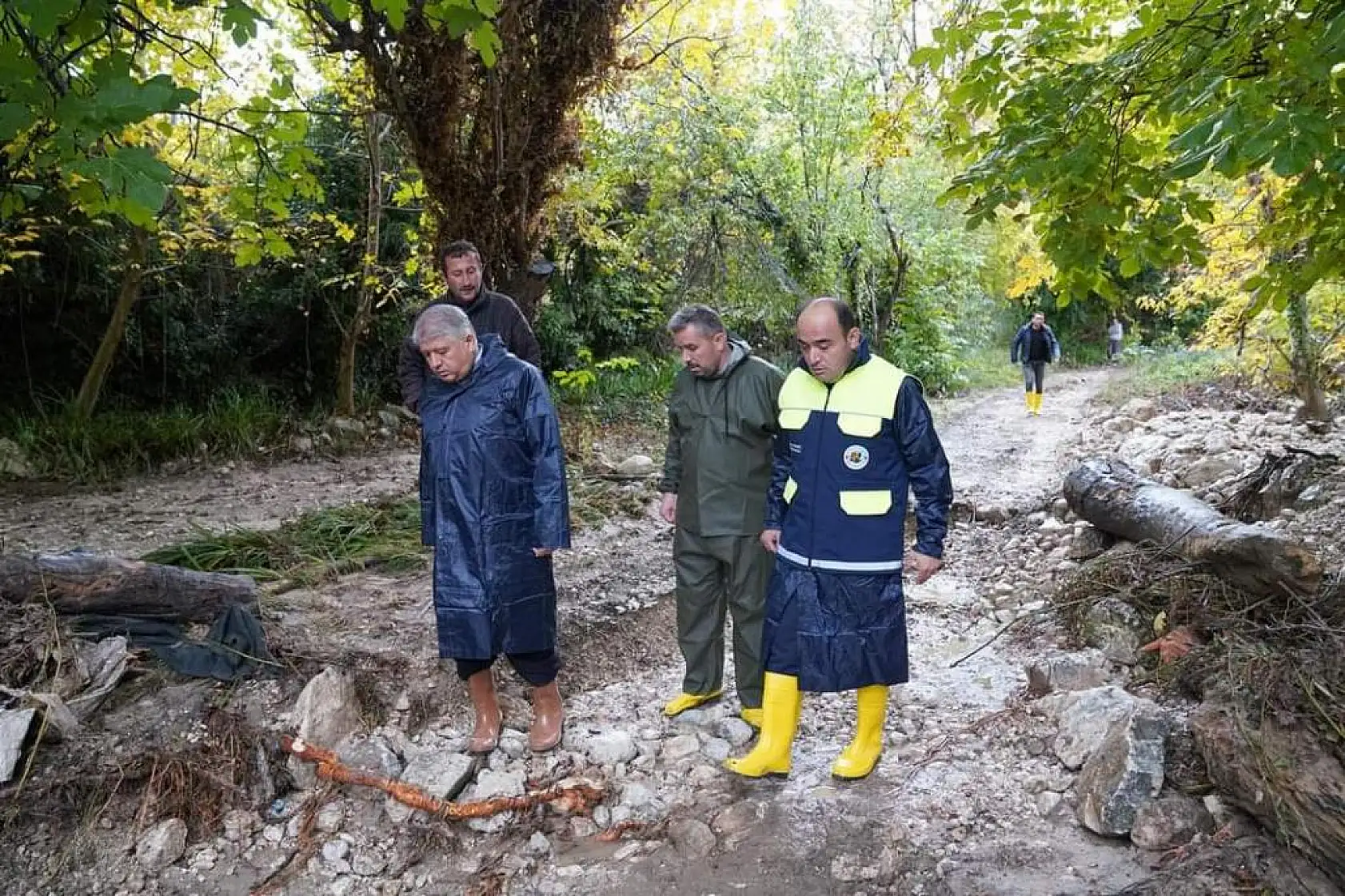 Başkan Akdenizli Sel Felaketinin Yaşandığı Bölgede İncelemelerde Bulundu