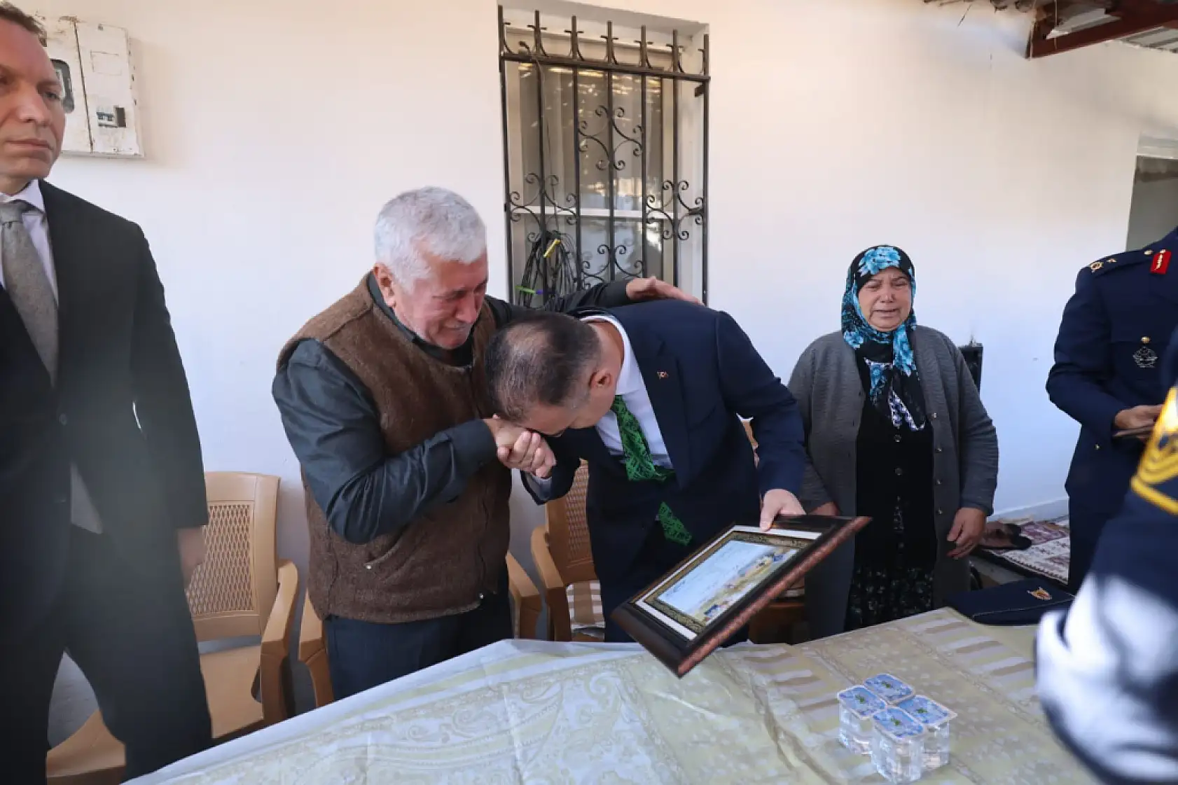 Vali Akbıyık, Şehit Emrah Kuran'ın Baba Ocağında Şehadet Belgesini Takdim Etti