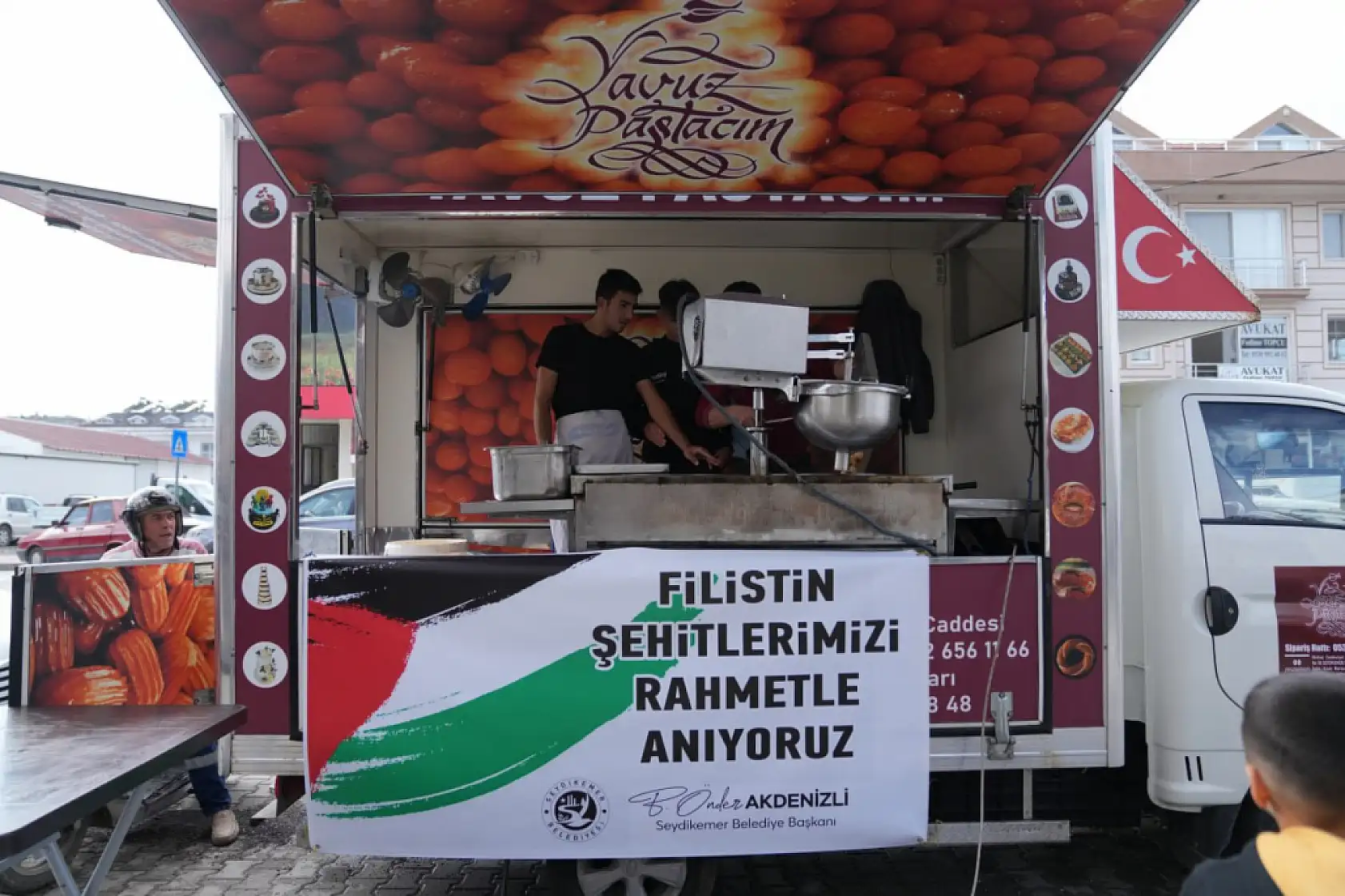 Seydikemer Belediyesi Gazze Şehitleri İçin Lokma Dağıttı