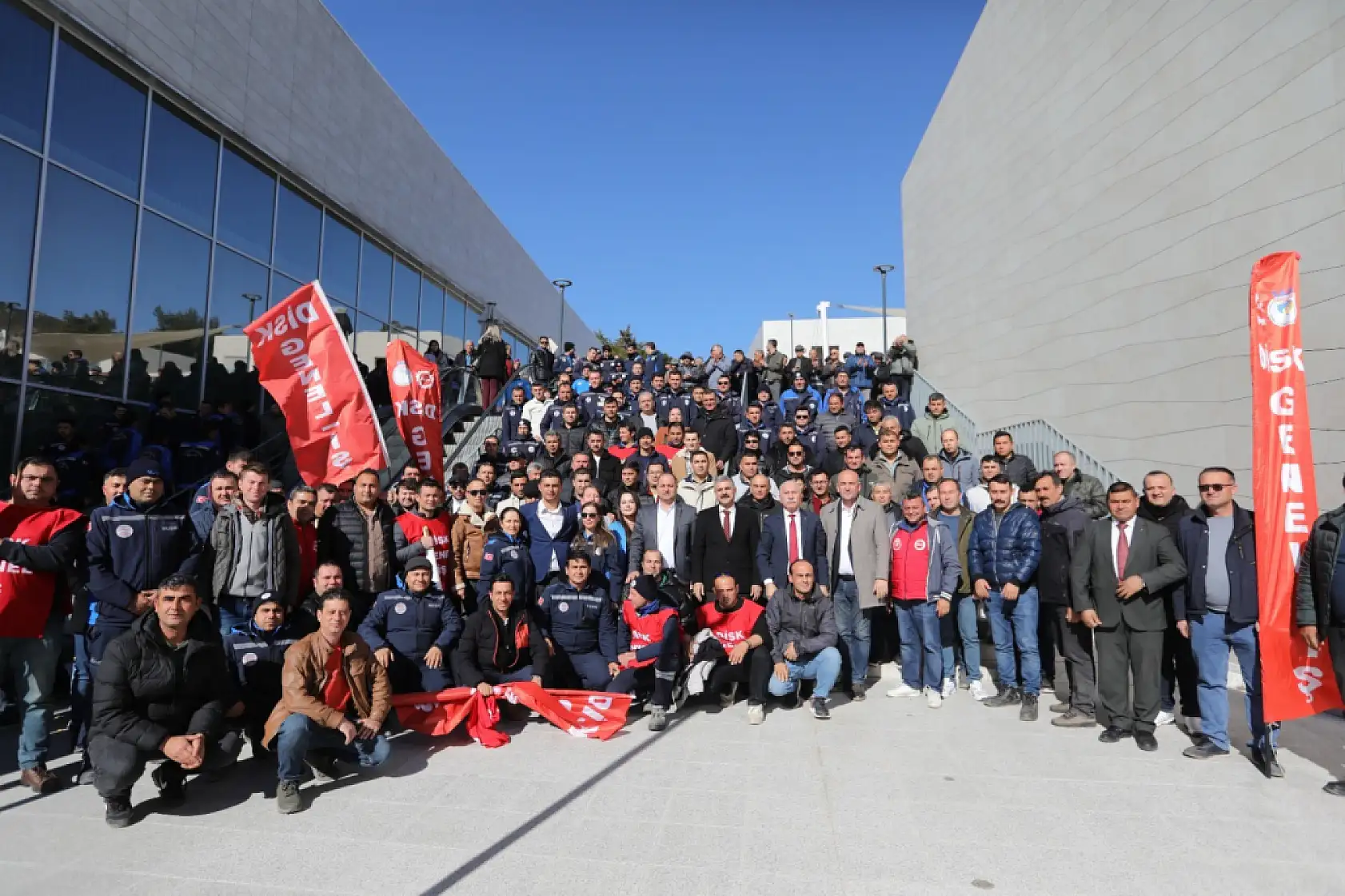 Büyükşehir'den işçilerin yüzlerini güldüren zam