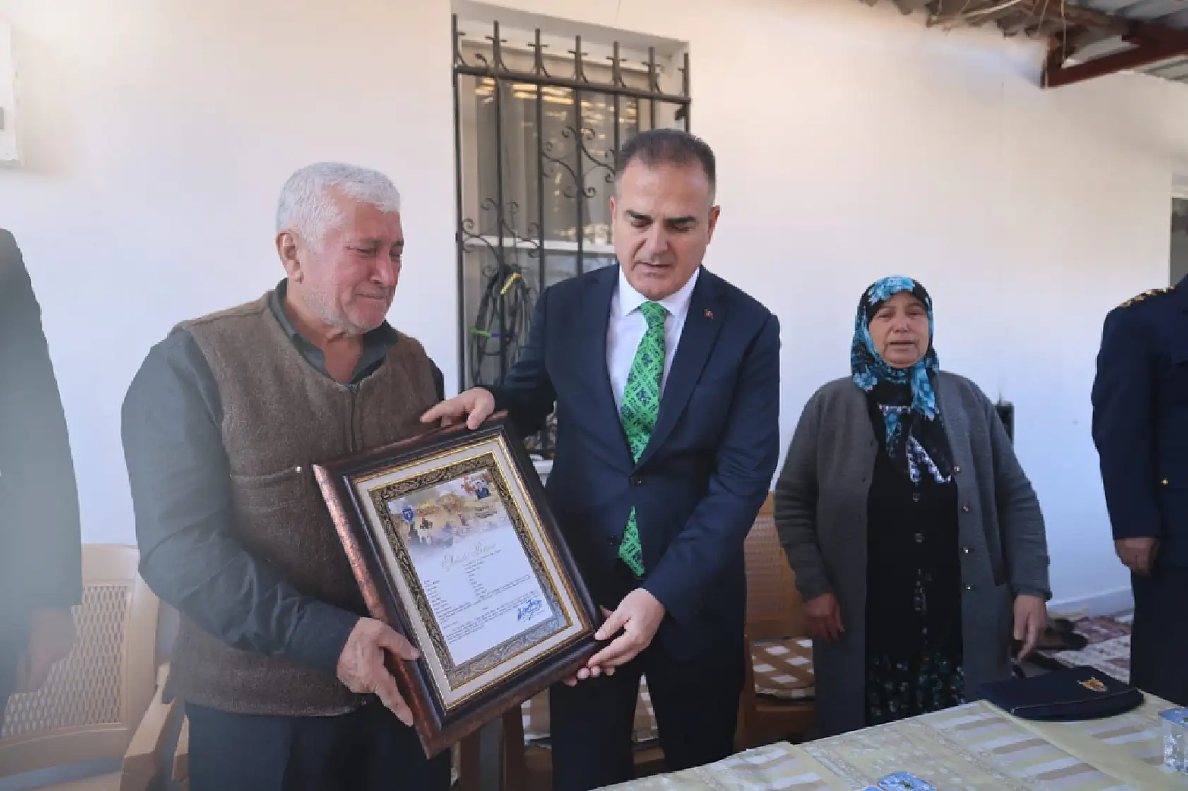Vali Akbıyık, Şehit Emrah Kuran'ın Baba Ocağında Şehadet Belgesini Takdim Etti