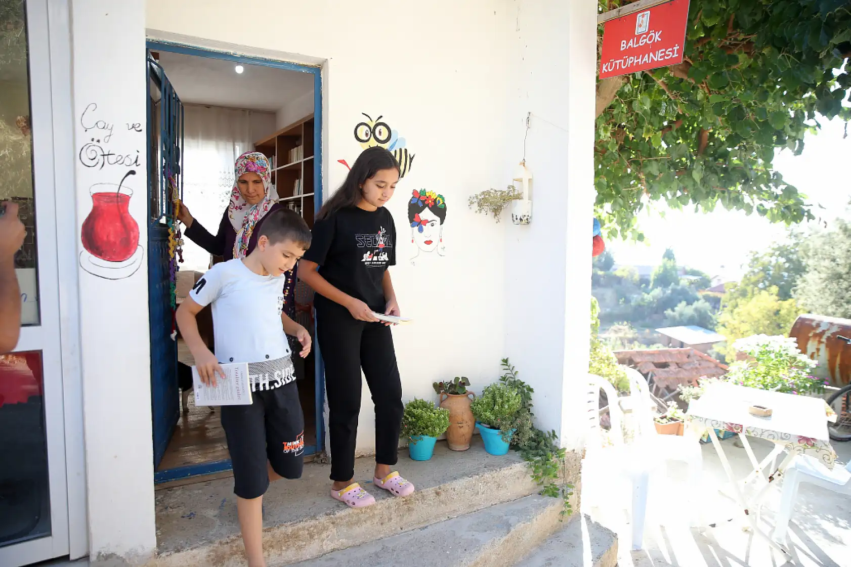 Muğla'da Mahallesine kurduğu kütüphaneyle çocuklara kitap okumayı aşılıyor