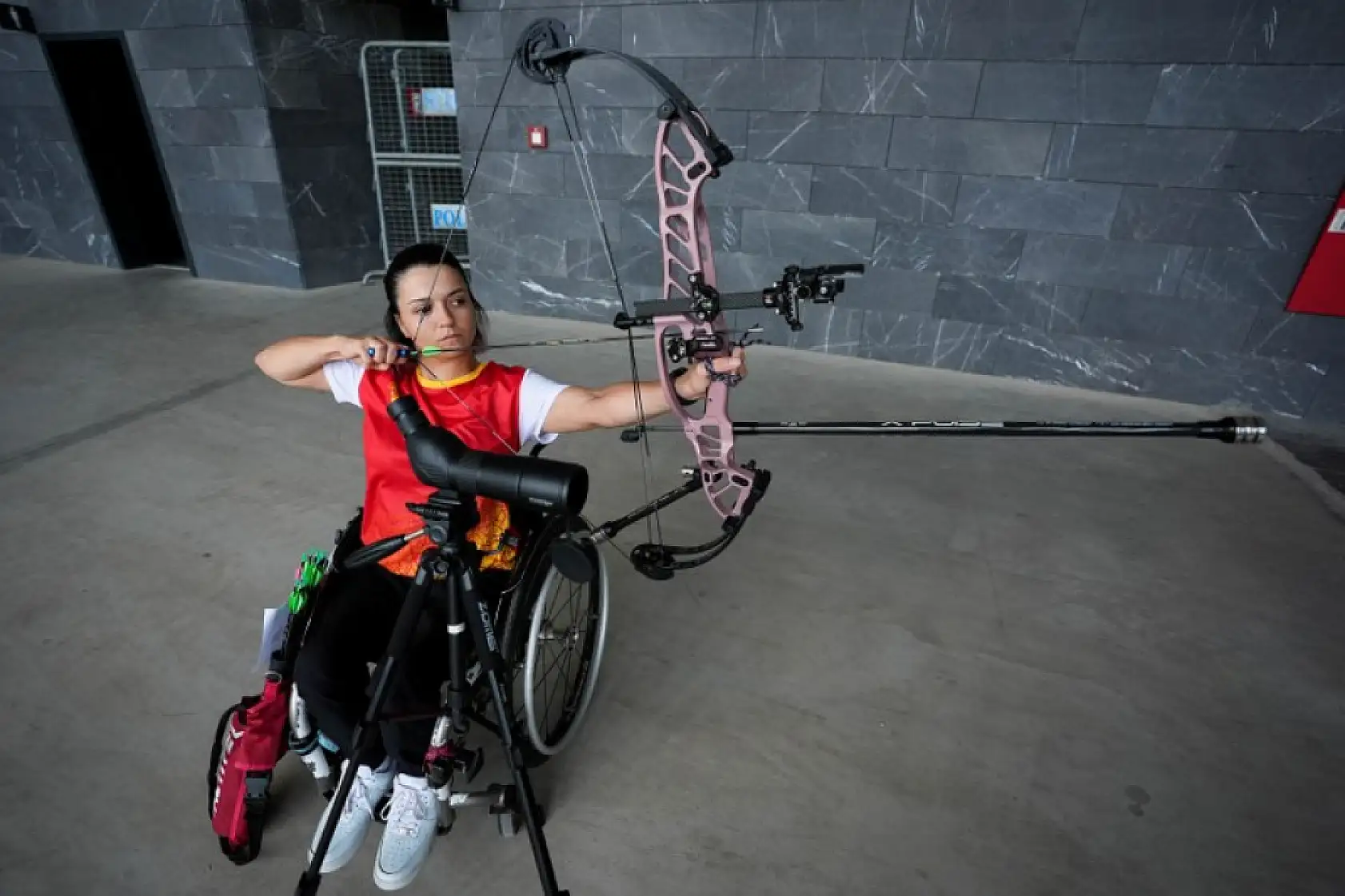 Paralimpik sporcu Büşra Ün, tenisin ardından başladığı okçulukta Türkiye şampiyonluğuna ulaştı
