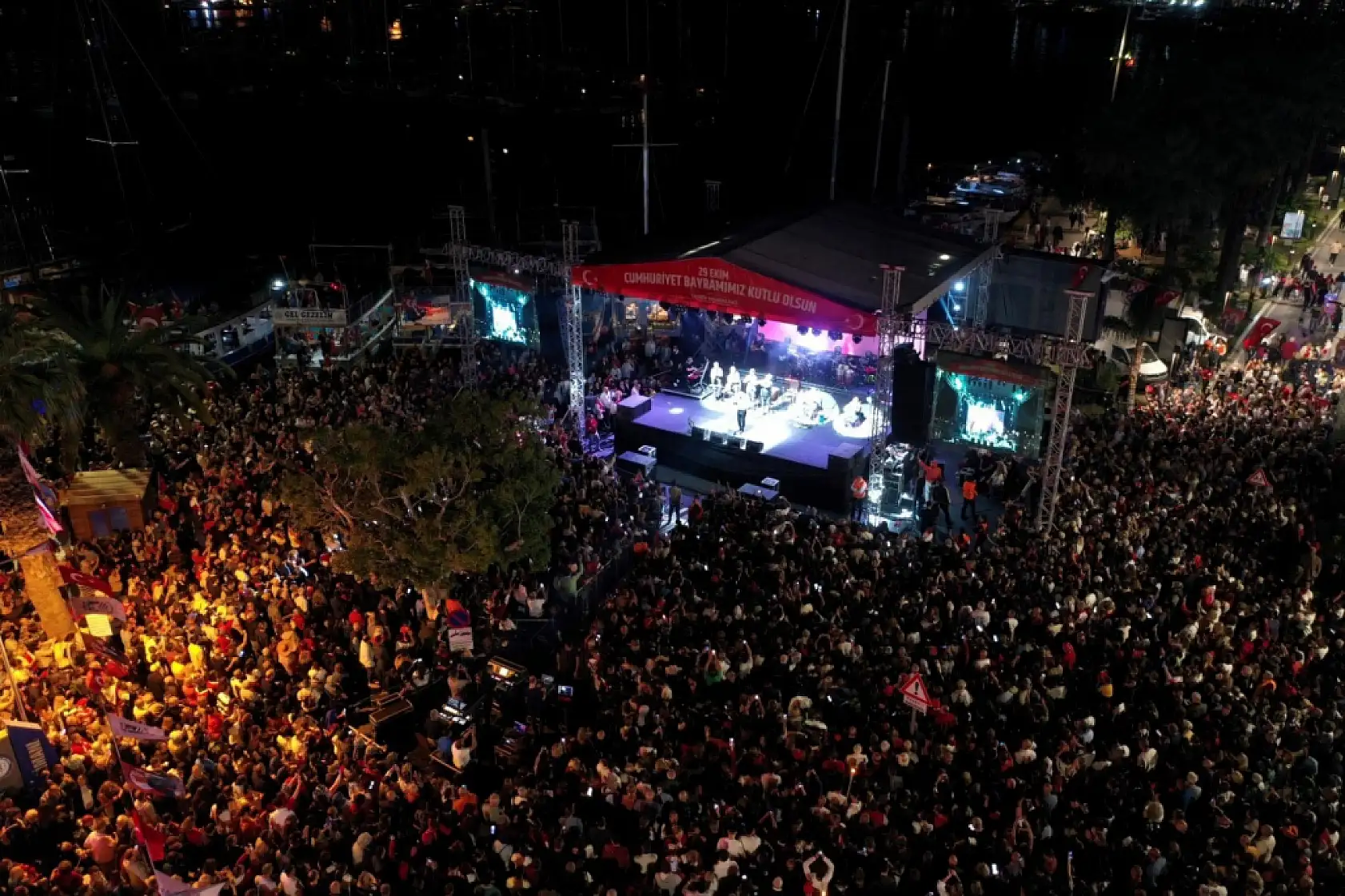 Volkan Konak ve Yaşar Bodrum'da konser verdi