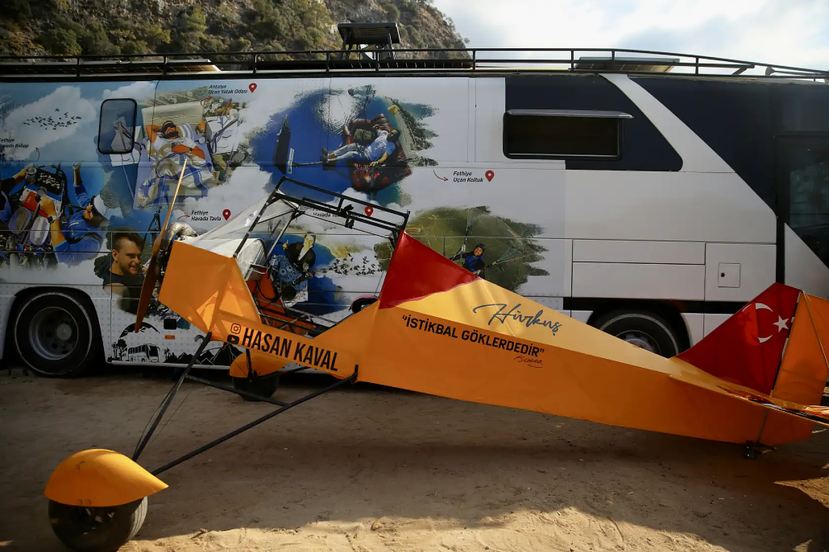 Fethiye'de evinde yaptığı uçağa paraşüt bağlayarak uçtu