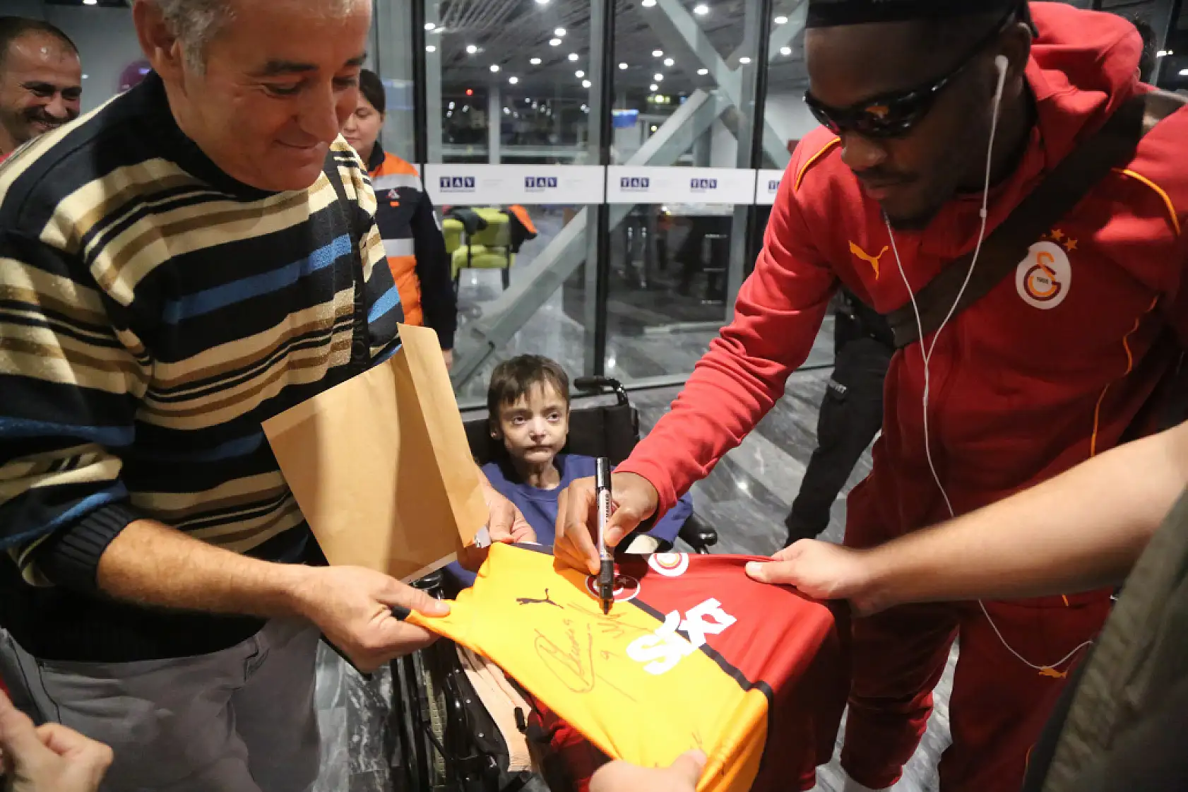 Muğla'da kelebek hastası çocuk, Galatasaraylı futbolcularla buluştu