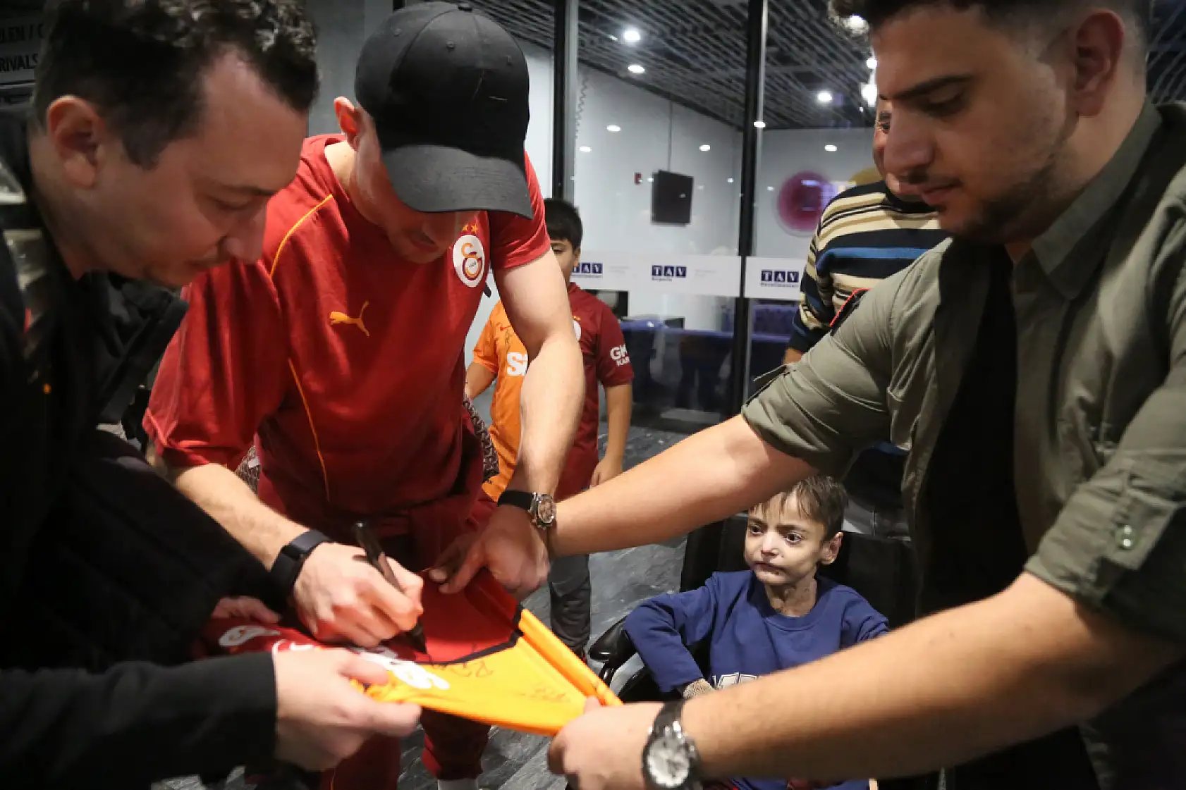 Muğla'da kelebek hastası çocuk, Galatasaraylı futbolcularla buluştu
