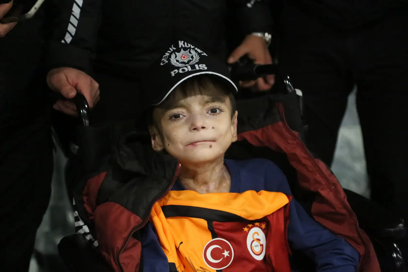 Muğla'da kelebek hastası çocuk, Galatasaraylı futbolcularla buluştu