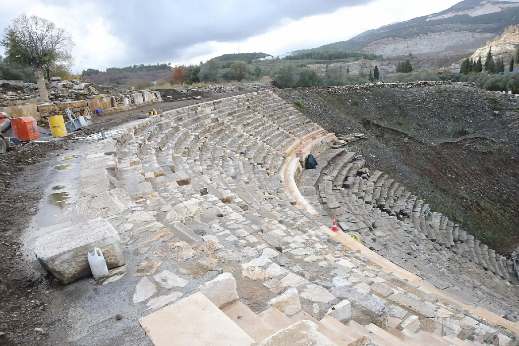 Stratonikeia'nın tiyatro kısmında da 2 bin 250 yıllık kanalizasyon sistemi bulundu