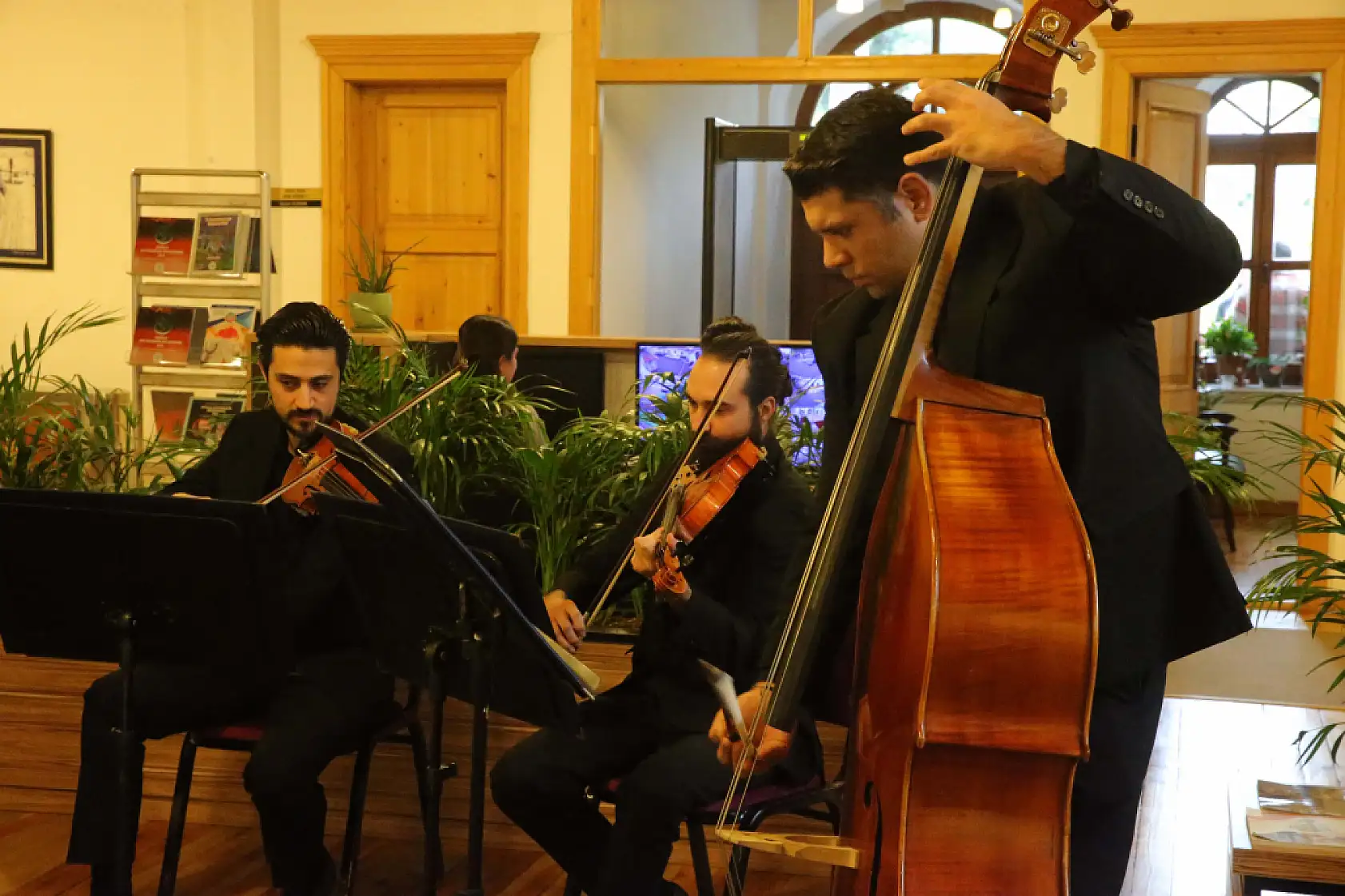 Muğla'da belediye personeli 'pazartesi sendromunu' klasik müzikle aşıyor