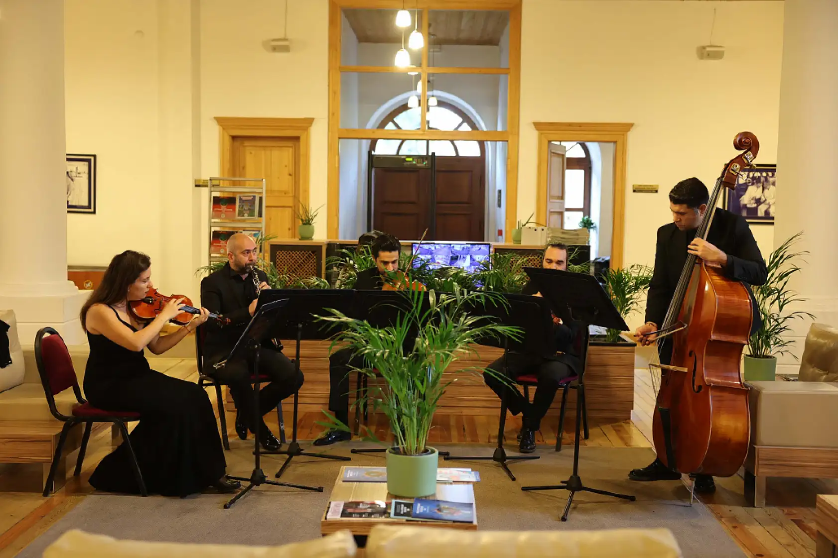 Muğla'da belediye personeli 'pazartesi sendromunu' klasik müzikle aşıyor