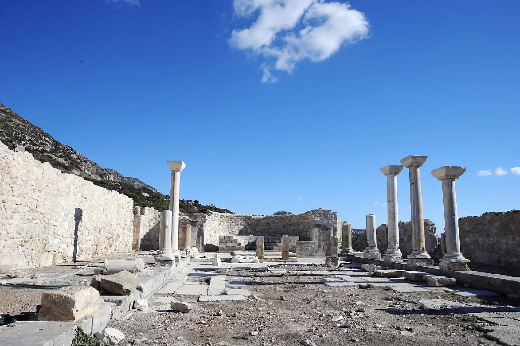Datça'da Antik dönemin sanat ve ticaret merkezi Knidos'un ana kilisesi ayağa kaldırılıyor