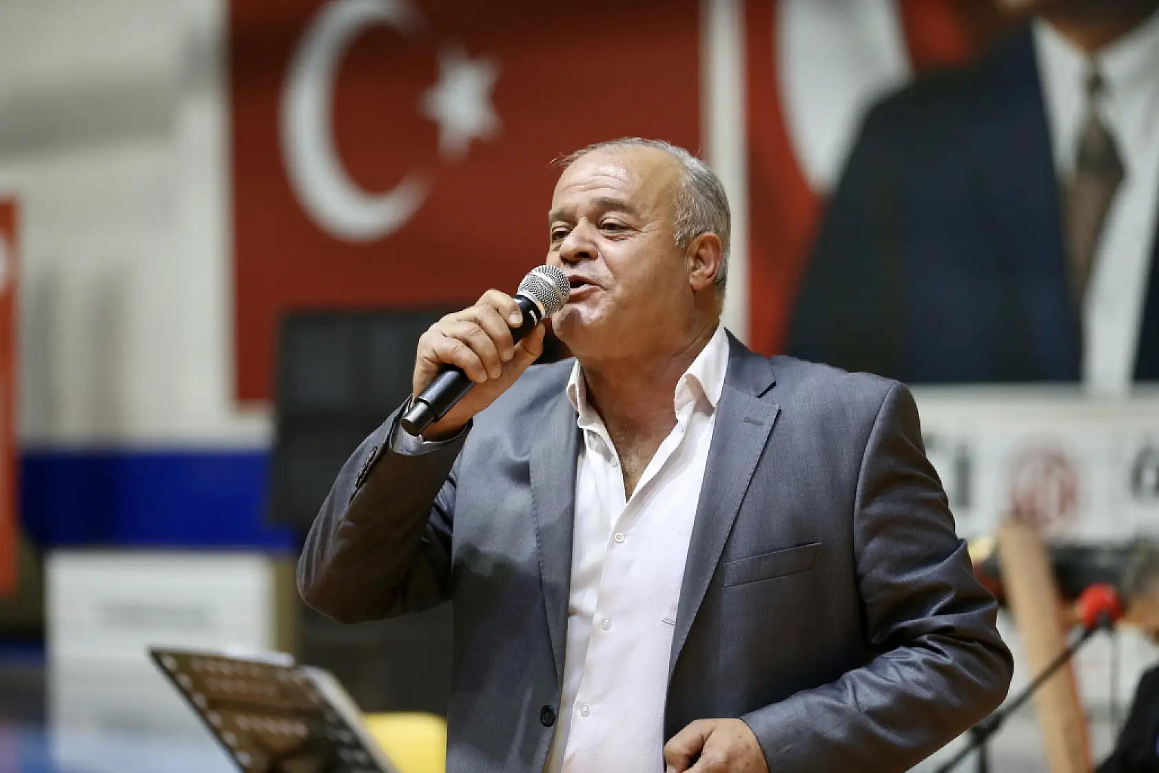 Muğla'da yöresel sanatçılar türkü şöleninde sahne aldı