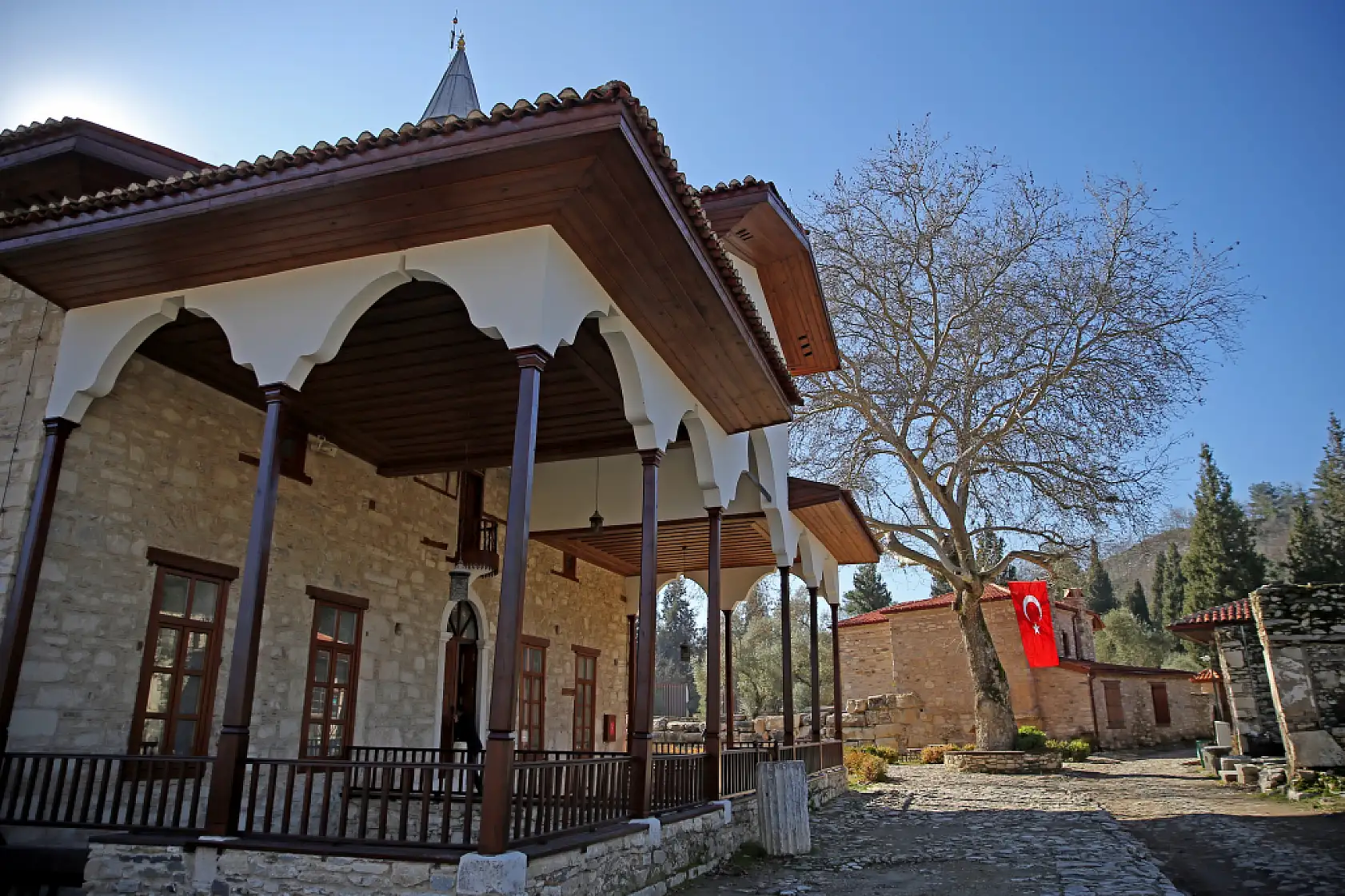'Stratonikeia Antik Kenti'nin köy meydanı eski ihtişamına kavuşuyor