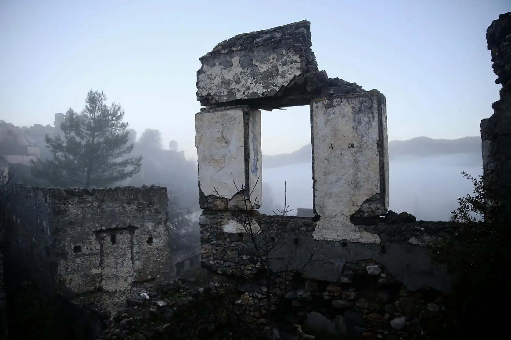 Fethiye'deki 'hayalet köy' olarak anılan Kayaköy'ü sis bulutu kapladı