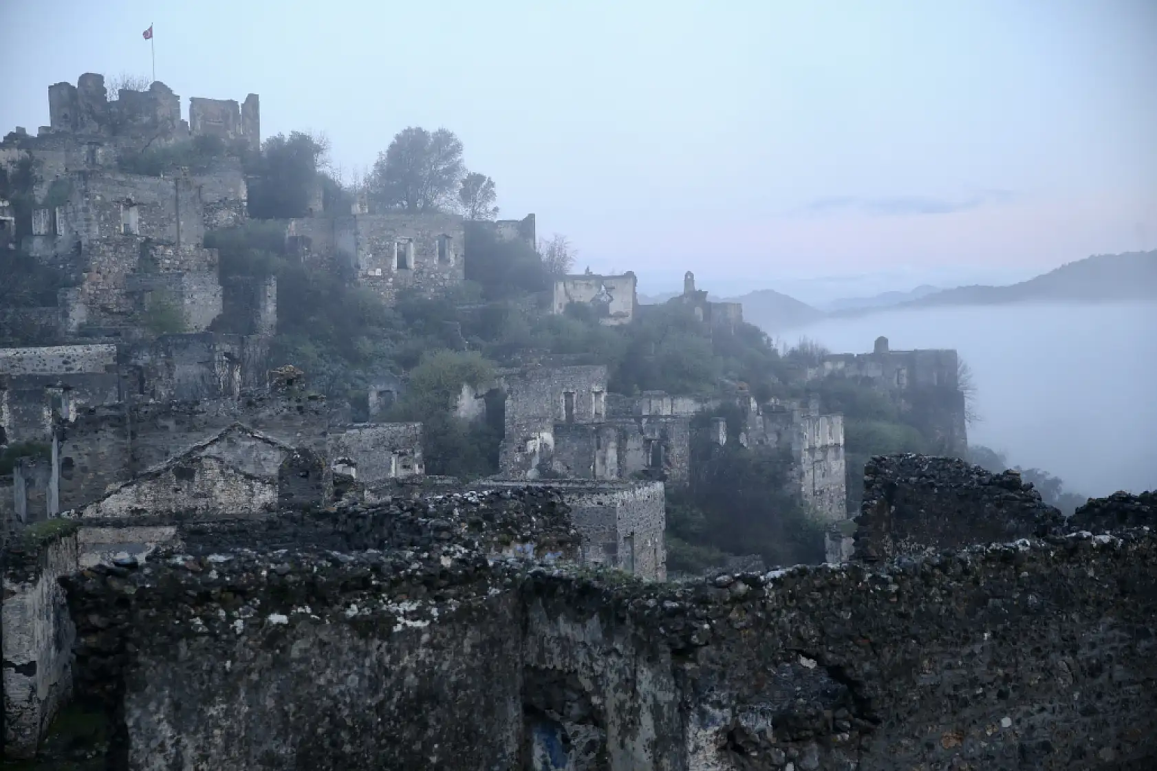 Fethiye'deki 'hayalet köy' olarak anılan Kayaköy'ü sis bulutu kapladı