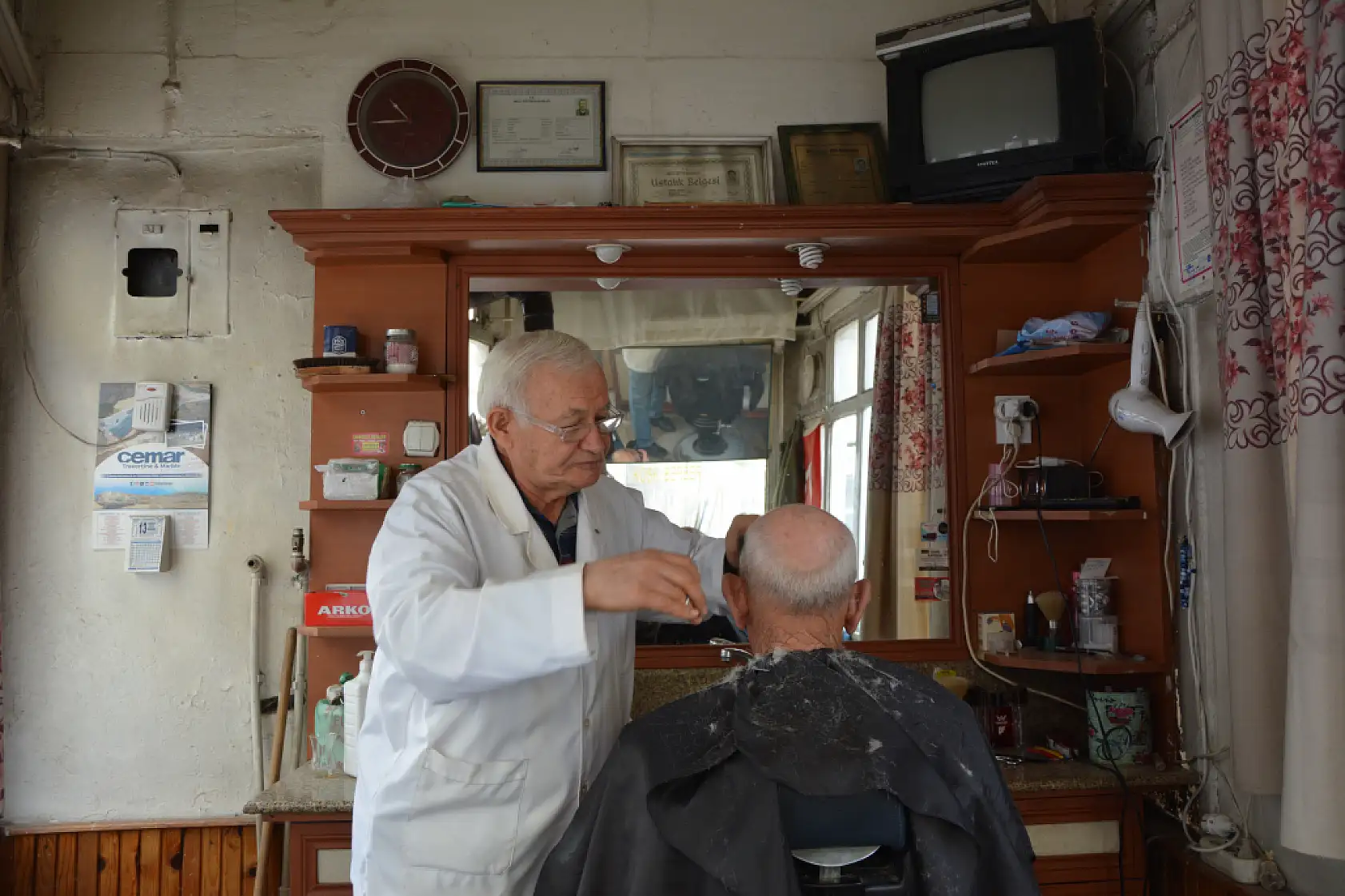 69 Yaşındaki berber mesleğini 57 yıldır severek sürdürüyor