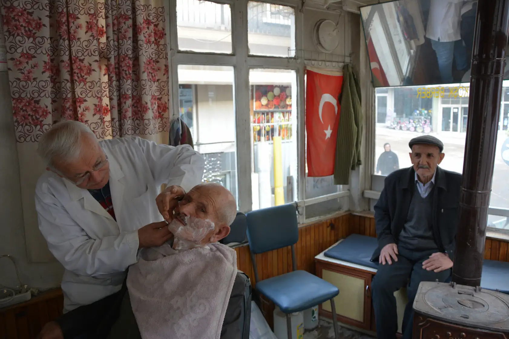 69 Yaşındaki berber mesleğini 57 yıldır severek sürdürüyor